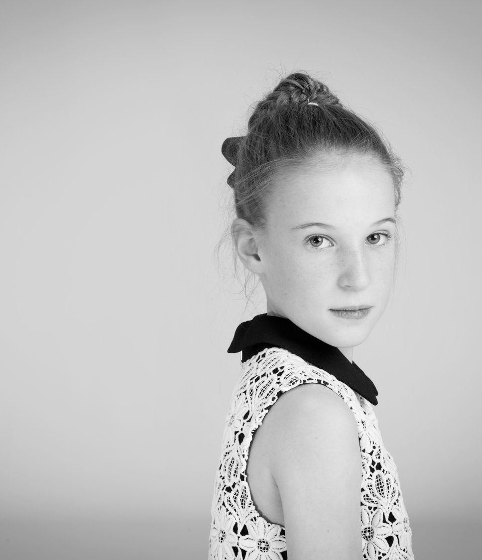 A+girl+posing+for+her+family+portrait.png