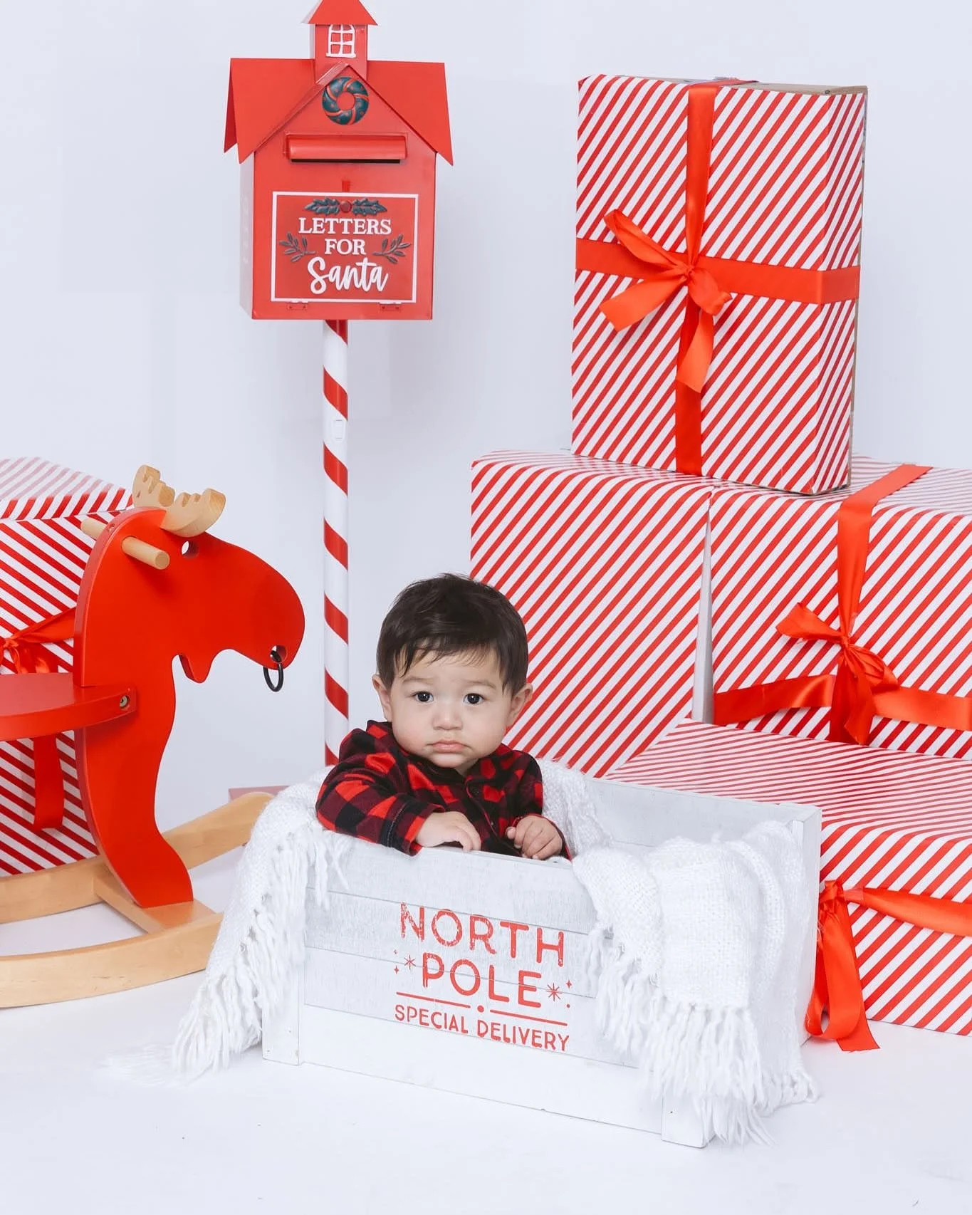 infant christmas photo inside box gifts North Pole