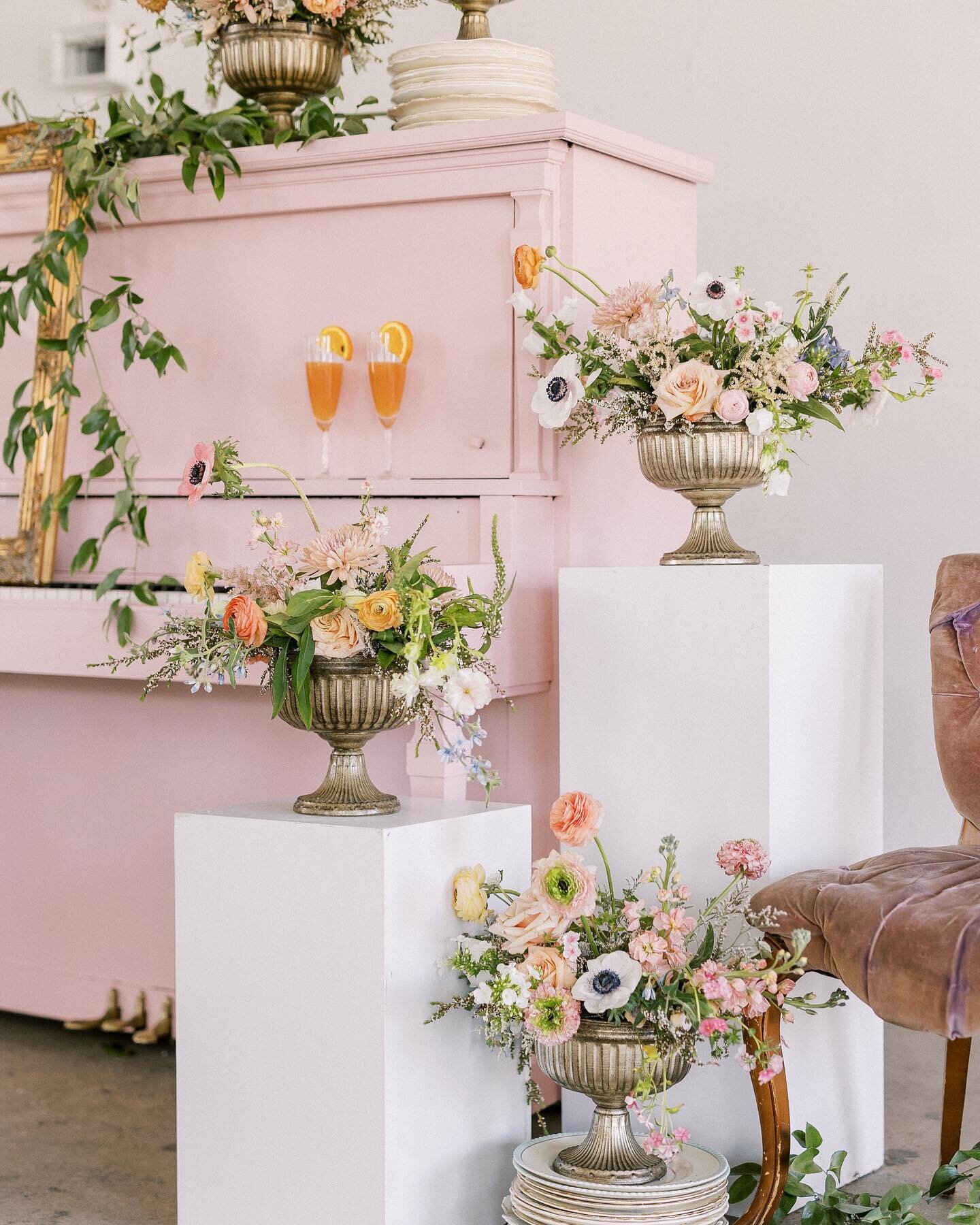 Darling, play me a love song. 🎶 
#pinkpiano #floralfordays
⠀⠀⠀⠀⠀⠀⠀⠀⠀
Venue: @ivyandrosewarehouse 
Photographer: @gabrielandcarissa 
Floral: @floretandfoliage 
Styling and Rentals: @whitehouse.co 
Florals from: @twobirdsphoto wedding