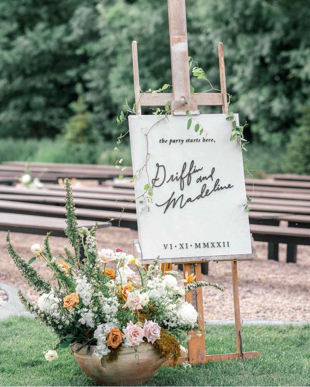 Signage at a wedding is a MUST! Not only to guide guests&hellip;..but they start off the party, reflecting your personal style as a couple.
Photographer: @twobirdsphoto 
Floral: @lovealwaysfloral 
Venue: @thepinesvenue 
Signage design: @madelineschat