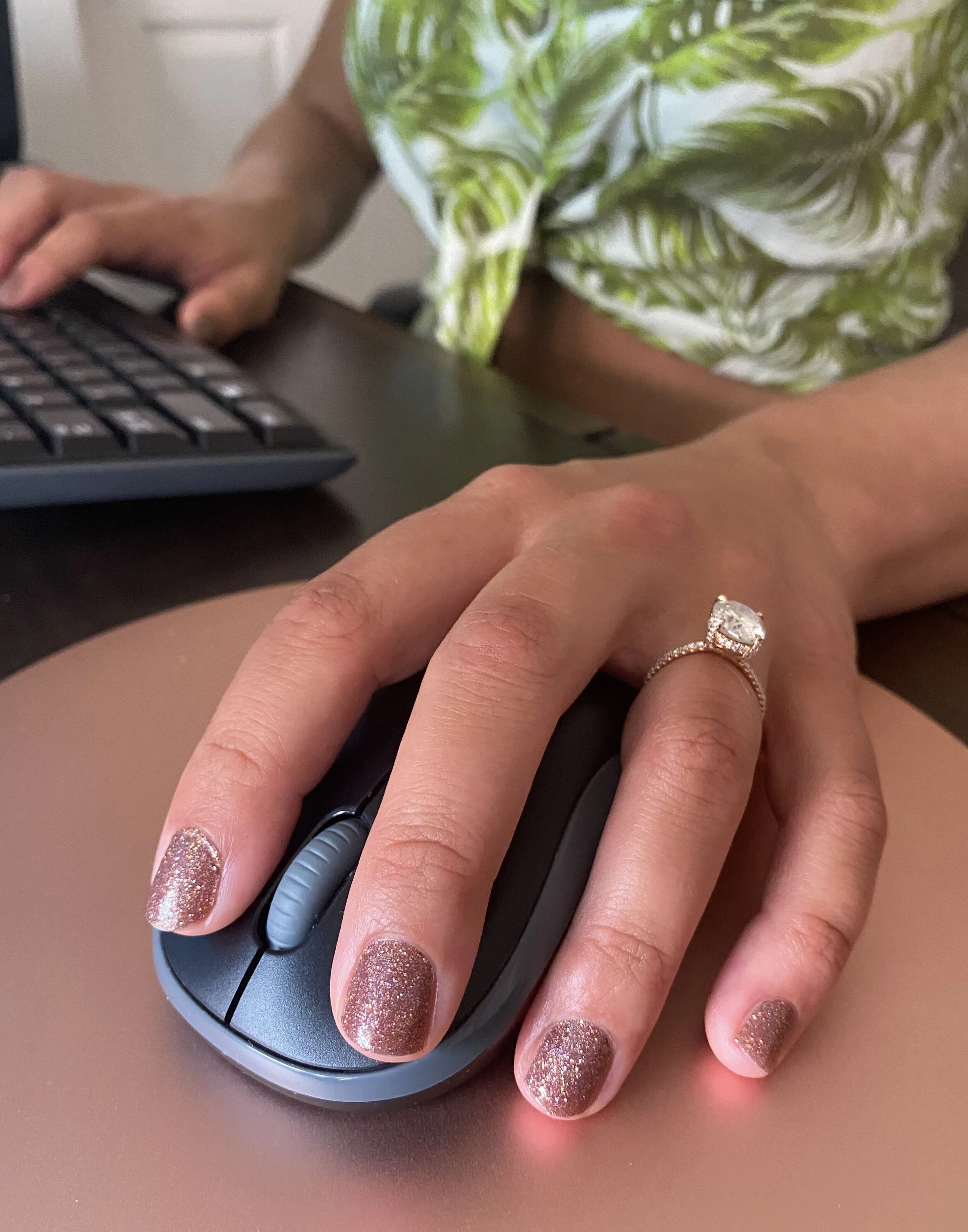 Hey everyone, it's Kelly, how do you like my nails?  I miss getting them done, and whenever I try to paint them myself it looks like a child did it...  ...so I ordered some stick-ons from Color Street and I am quite pleased with the results (my frie…