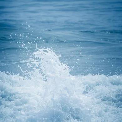 http___wetravelandblog.com_wp-content_uploads_2014_08_blue-wave-splash-BIG.jpg