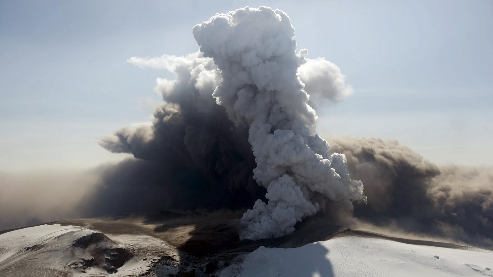 This+aerial+view+shows+the+Eyjafjallajokull+volcano+billowing+smoke+and+ash+during+an+eruption+on+April.jpg