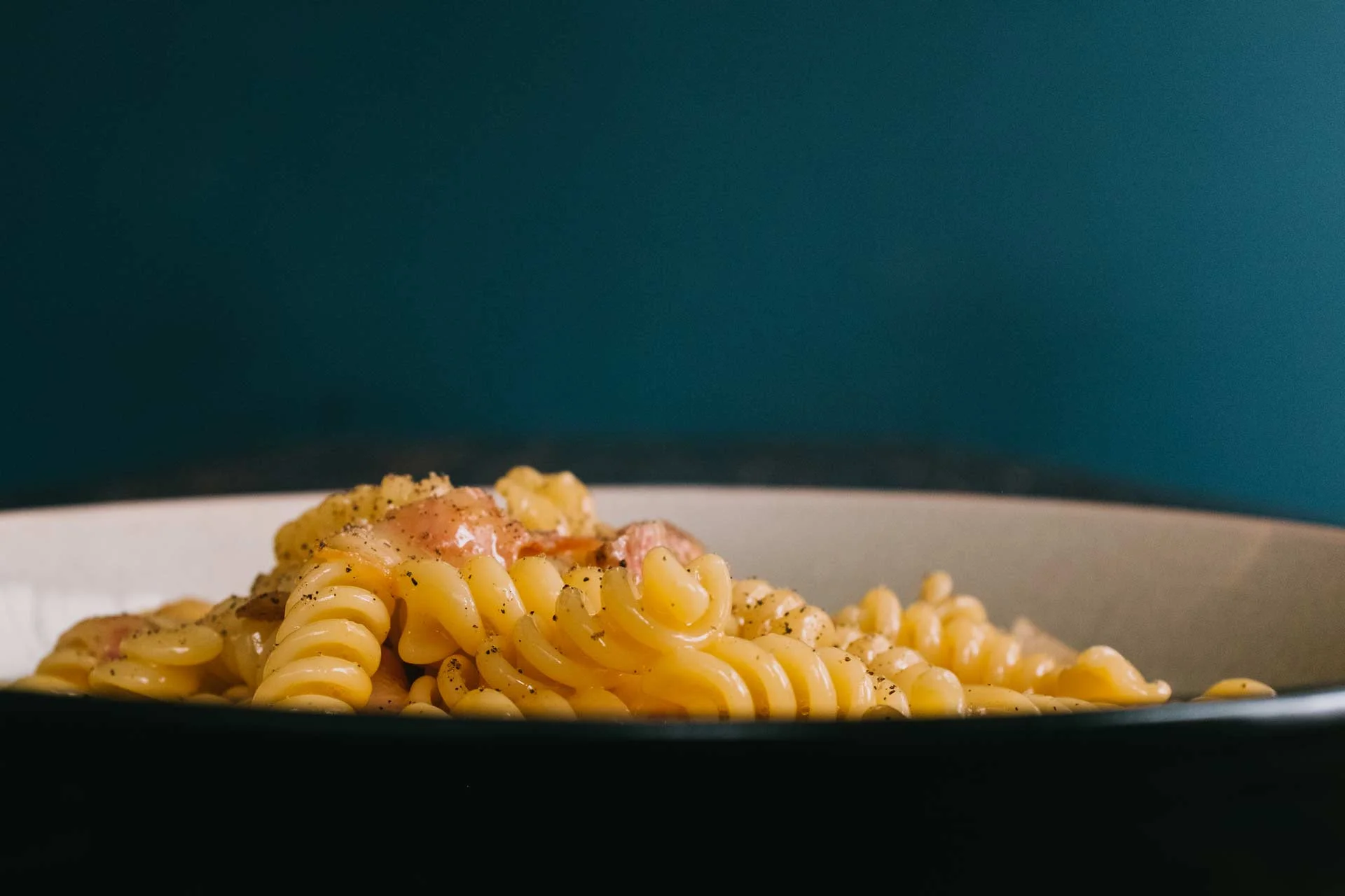 Le_Decanteur_Geneve_restaurant_italien_eaux_vives_verre_vin_pasta_carbonara_FUJI4224.jpg