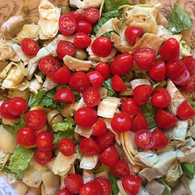 Delicious dinner of potatoes, artichoke hearts, tomatoes, and green olives with a dressing of avocado,red wine vinegar, lemon juice and garlic. ......
#plantbased
#lowfat
#entertainingathome
#cookingforguests
#healthyluncheon
#loseweight
#weightloss
