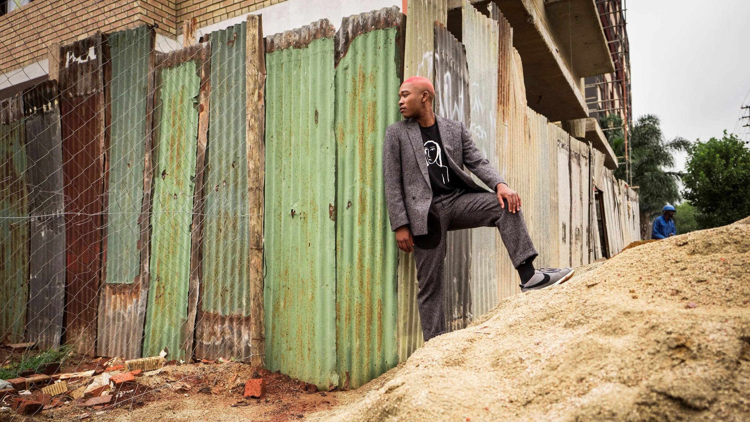 SINGER LANGA MAVUSO TRAVERSES ROUGH TERRAIN. CREDIT: LURE