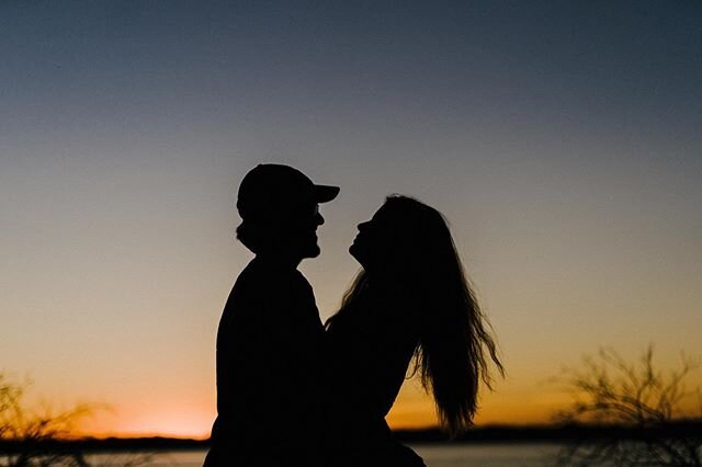 Silhouette. . . .#waco #wacohappenings #sihouette #couples #lakewaco #dırtybootsandmessyhaır