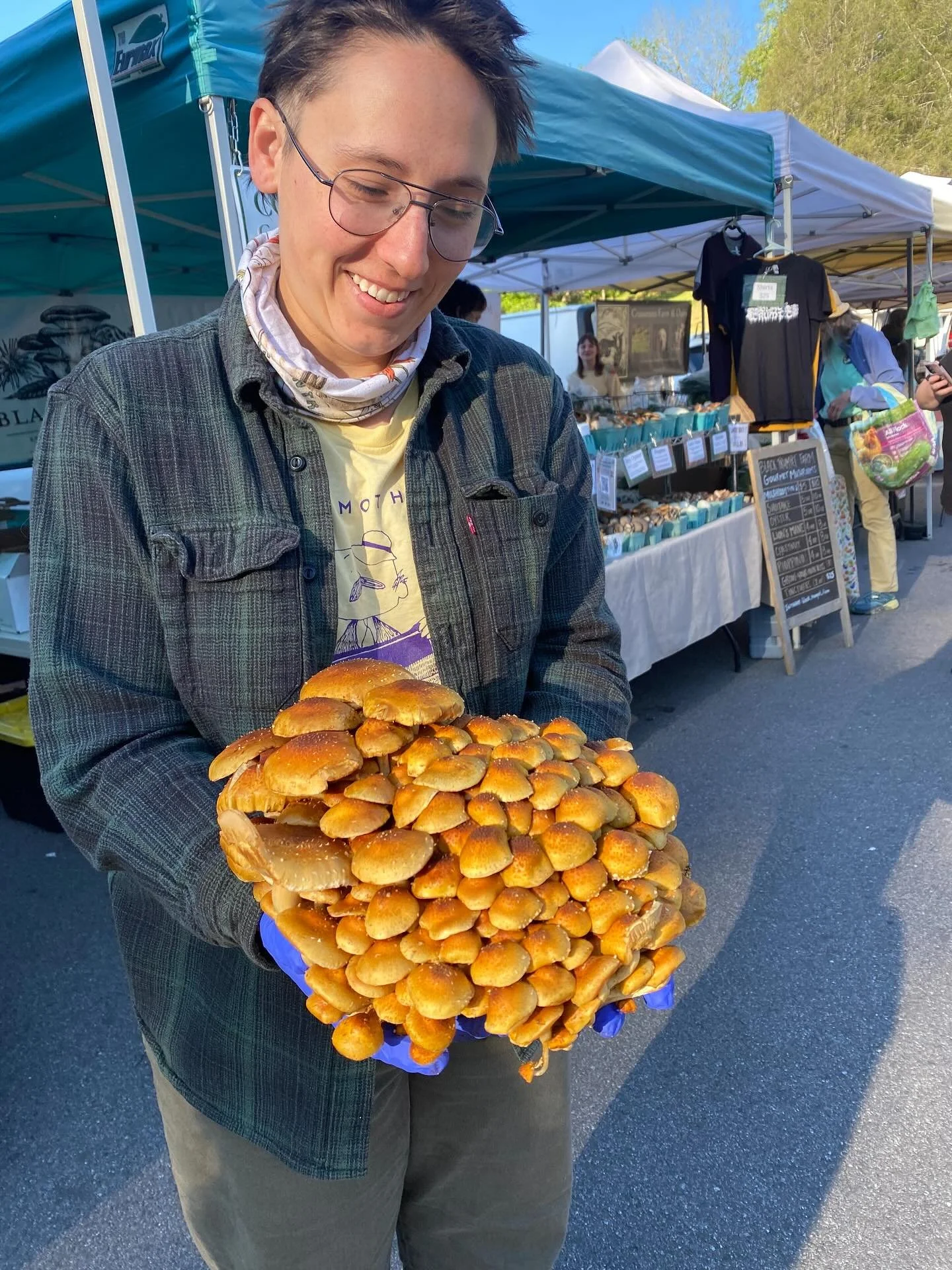 Kate has unlocked peak Chestnut mush! Recent clusters have been weighing in at 2.7+ lbs! Come find us at markets this week @westashevilletailgate @radfarmersmarket @northashevilletailgatemarket 

#localfood #mushroomfarm #chestnutmushrooms #asheville