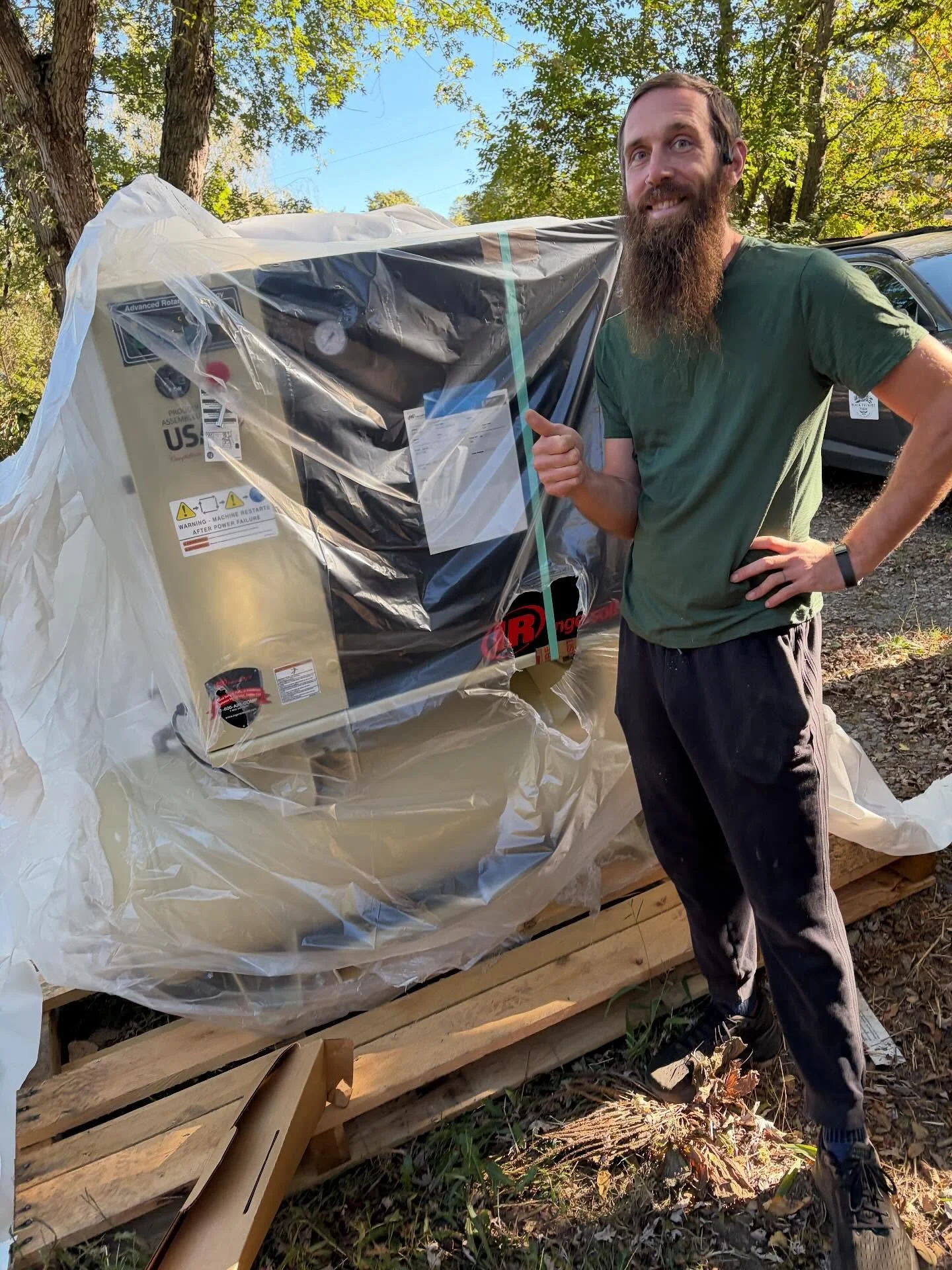 Monday mixing day! The grind! The chats! We get shit done. The doggos help. Aaaand a very exciting piece of equipment arrived today! The big bad compressor to power the new misting system. This will make such a big difference for our grow 👾

#mushro