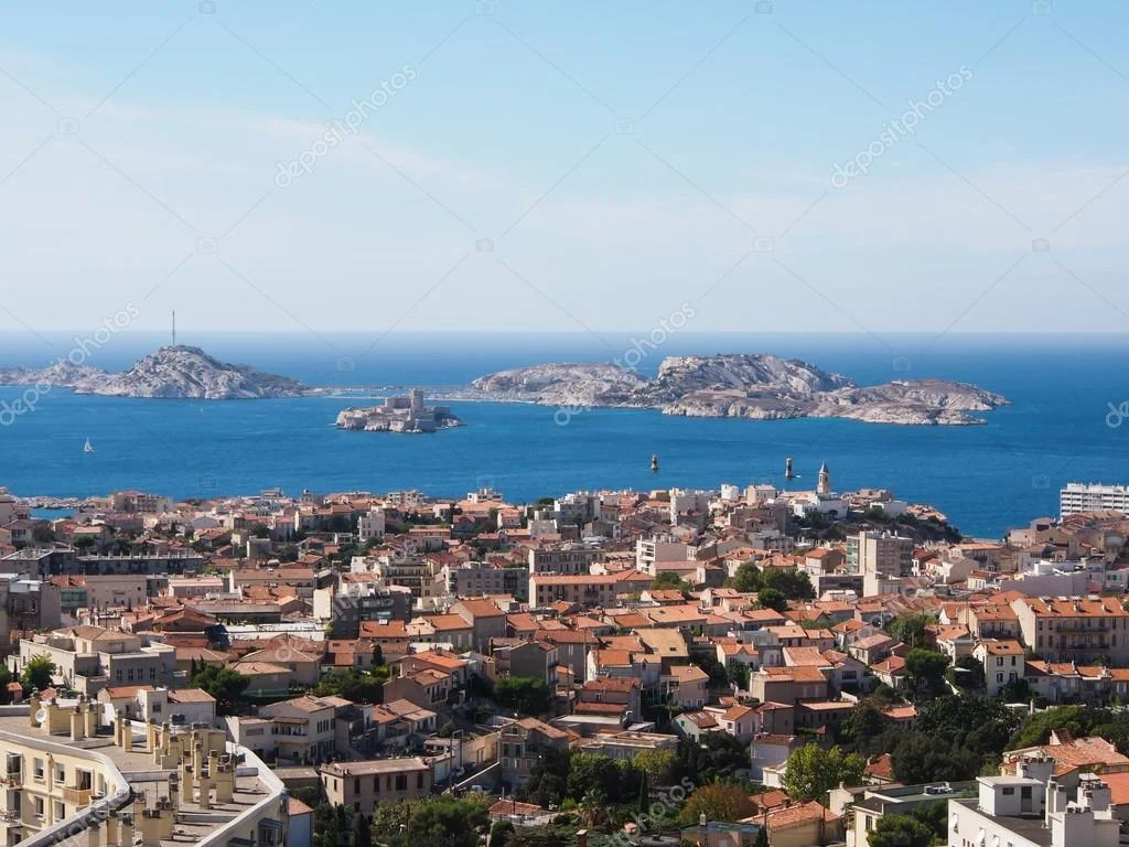 depositphotos_15620767-stock-photo-marseille-and-sea.jpg