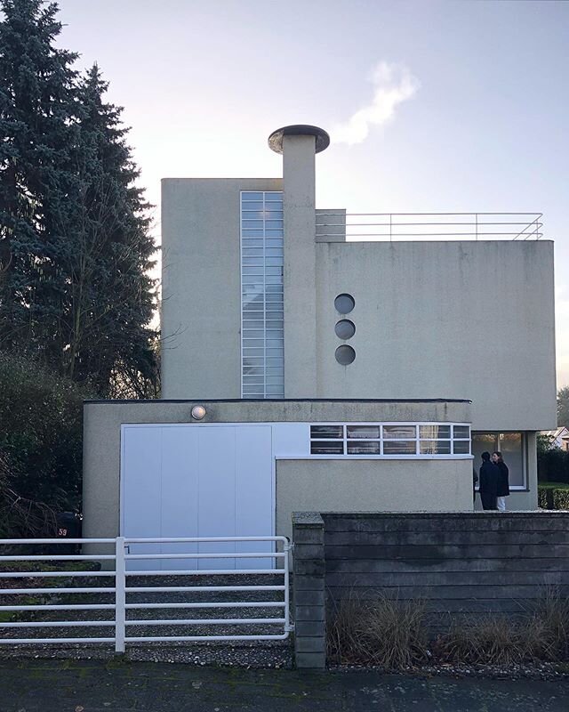 Archi Sunday
.
#maisonberteaux #1936 #louishermandekoninck #modernism #architecture #belgium #tour with @toeristmodernist