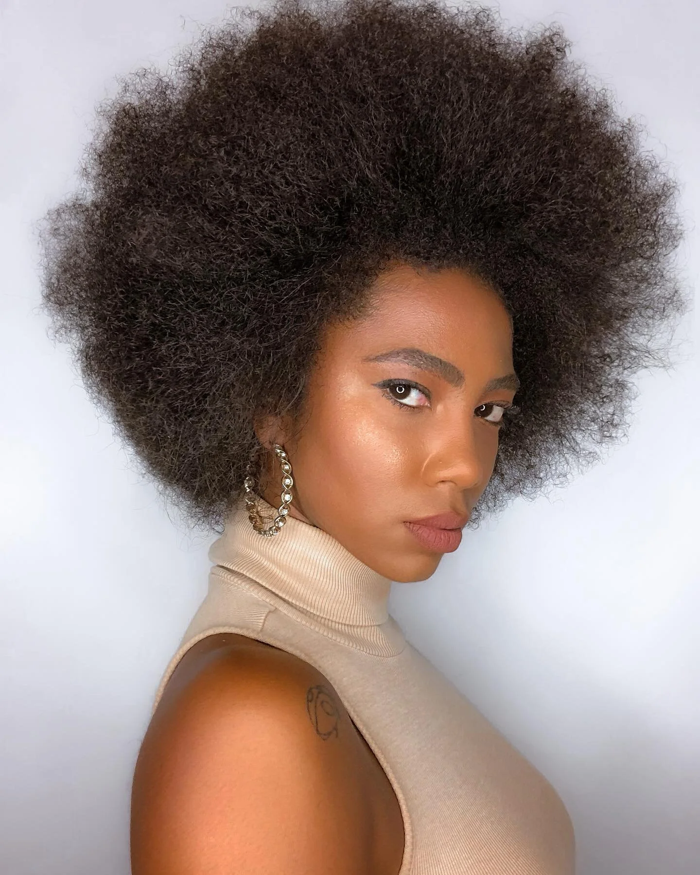 My drip is skin deep ✊🏾🖤
&bull;
&bull;
LIP: @rarebeauty THRILLING + FEARLESS 💋

&bull;
&bull;
&bull;
&bull;
&bull;
&bull;
&bull;
&bull;
&bull;
&bull;
&bull;
#naturalhair #afropunk #frogoals #frobaby #afrokinky #weAreRare #rarebeauty #frogal #afro 