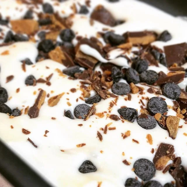 The best part about making your own ice cream? It’s whatever flavor you want. Vanilla caramel chocolate chip and peanut butter cup this time. Best part of all? It’s #keto. Low carb, zero sugar, 💯 flavor. I’m still planning on putti