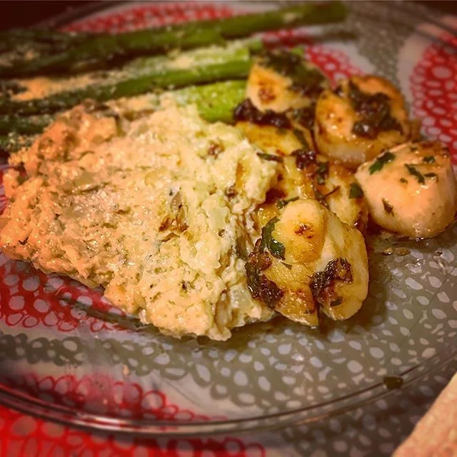 My first time making scallops! Kept it #keto with a butter sauce and creamy cauliflower mushroom risotto, plus Parmesan asparagus is chillin in the background. Probably some of the best food I’ve ever made, frankly. #ketorecipe #ketocooking #fi