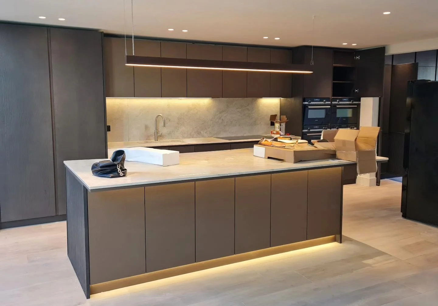 Residential Renovation - London UK | 2023
Newly coverted kitchen & living area destined to host intimate family moments as well as special celebrations. The grand-kitchen island is a key element organising this 100m2 open-plan, articulating the s