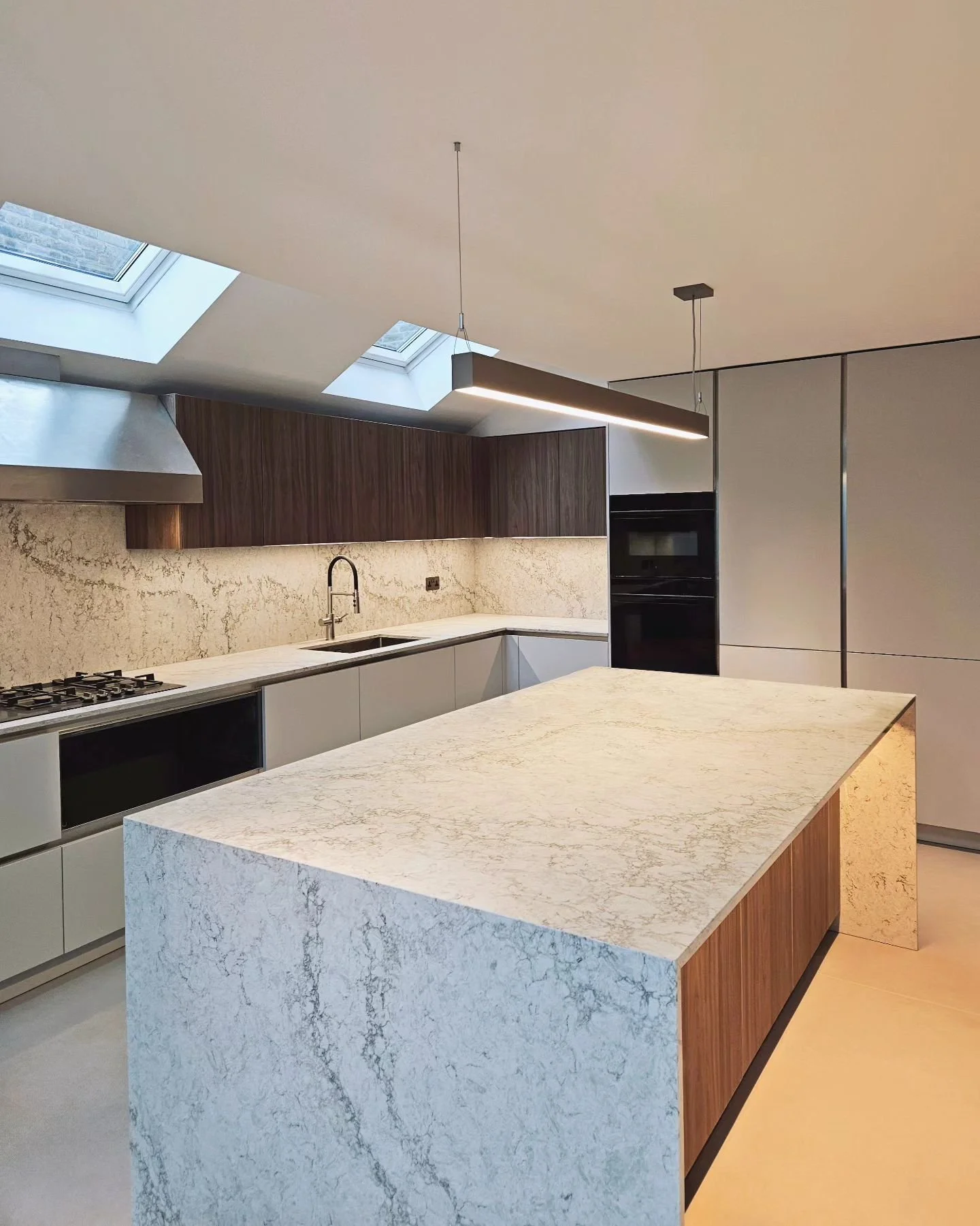 Wraparound Extension - Herne Hill, London - 2024.
The new kitchen-diner features mininal architectural lines, tactile finishing materials, architectural lighting and calm colour palette. The interior atmosphere is spacious, gentle and relaxing, invit