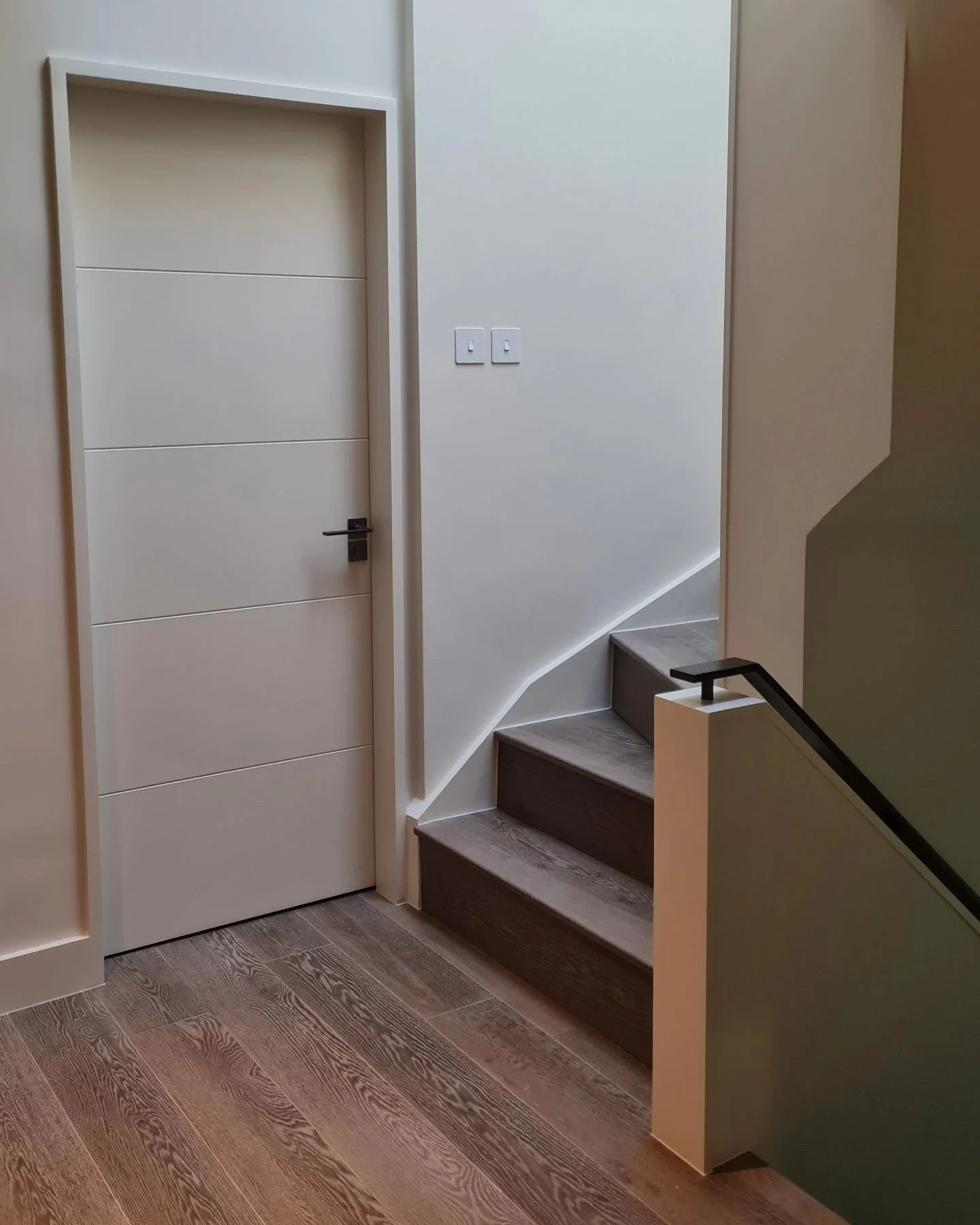 Residential Remodelling - Barnes, UK - 2023 
The flow of light, air, the selected colour palette and tactile finishes create a calm and serene interior atmosphere generating a relaxing and grounding effect inviting to rest and disconnect.
Architectur