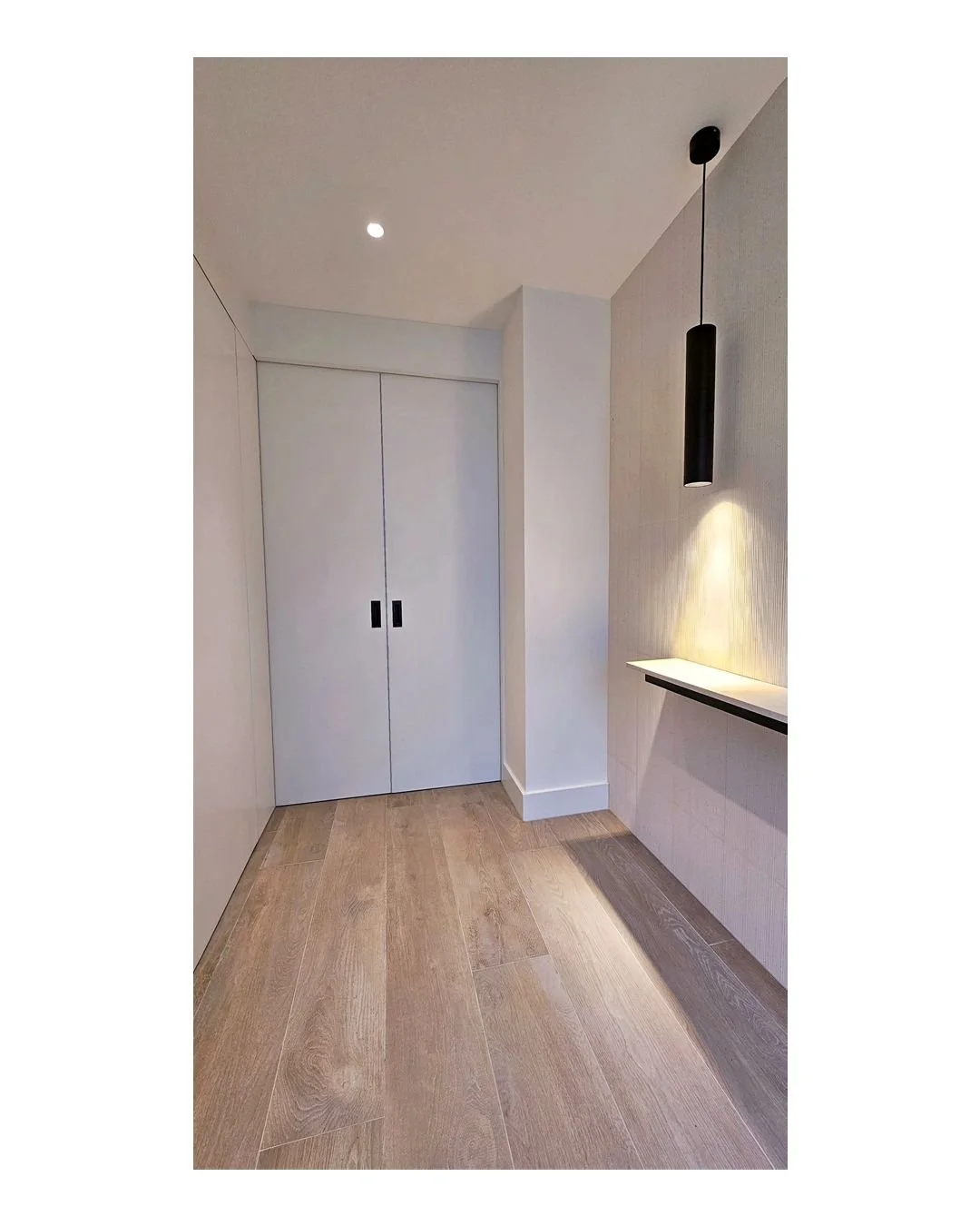 Reception Hall - Barnes, London UK. 2023
.
Beautiful composition by Monica Marozzi.
Calming and relaxing entrance to this family home in Barnes. Walls finished in natural stone with a marble worktop, porcelain floor, off-white paint colour and warm w