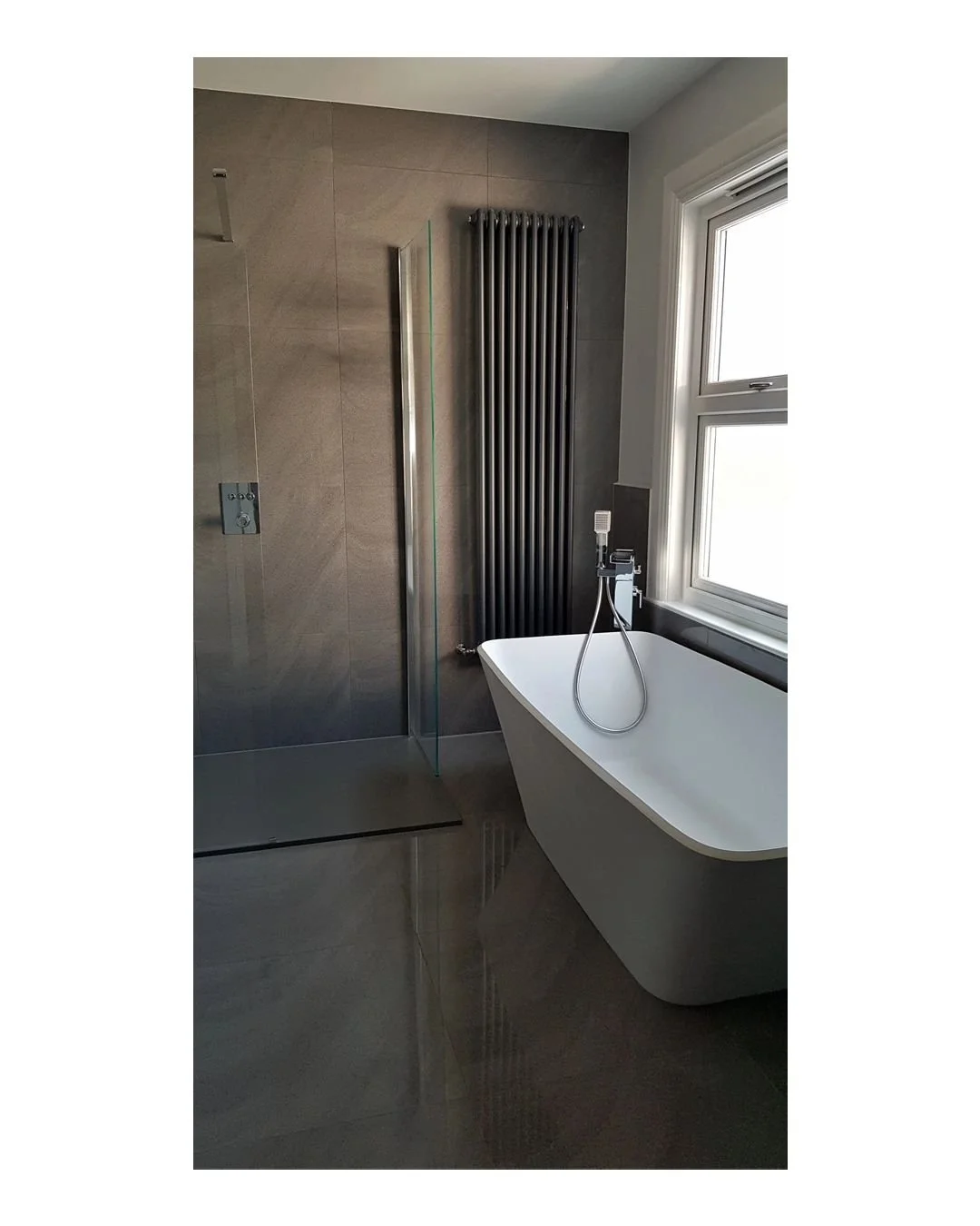 Master Bathroom - Residential Renovation
.
The aim was to create an airy and bright space where having a bath becomes a holistic experience. Details such as an integrated sound system, underfloor heating, different shower heads and the experience to