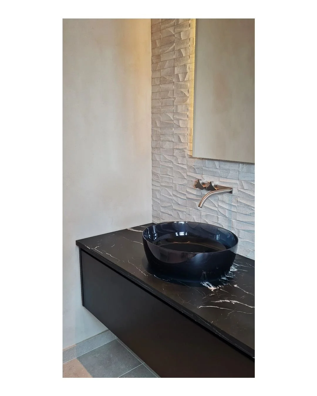 Detail of the transparent cristalmood bowl interacting with the nero marquinia marble worktop.
Residential Renovation - Barnes, London, UK 2023.