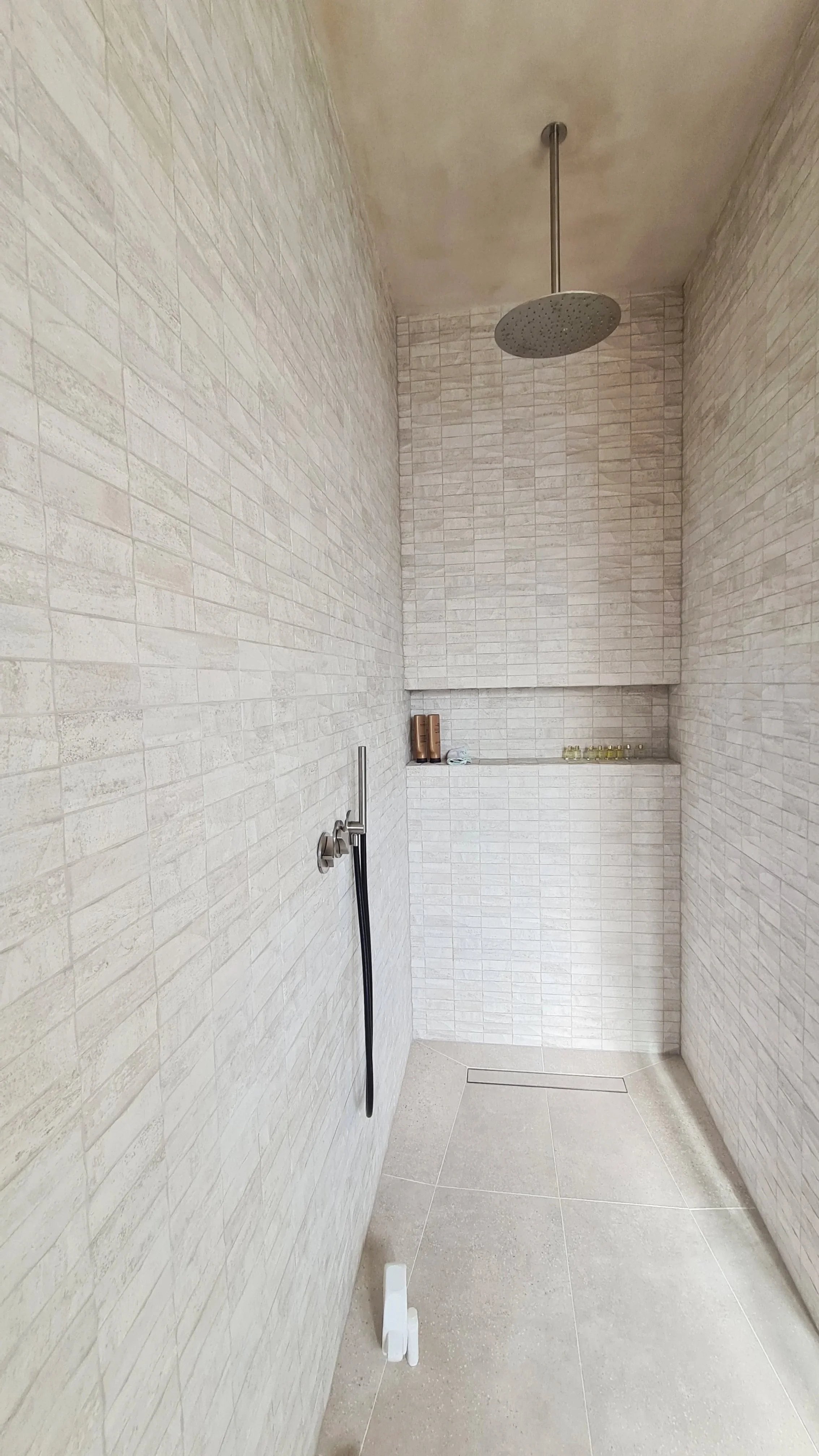 Luxury home renovation Barnes London SW13 by Almendra Studio Open plan kitchen renovation Barnes London Contemporary house refurbishment Barnes SW13