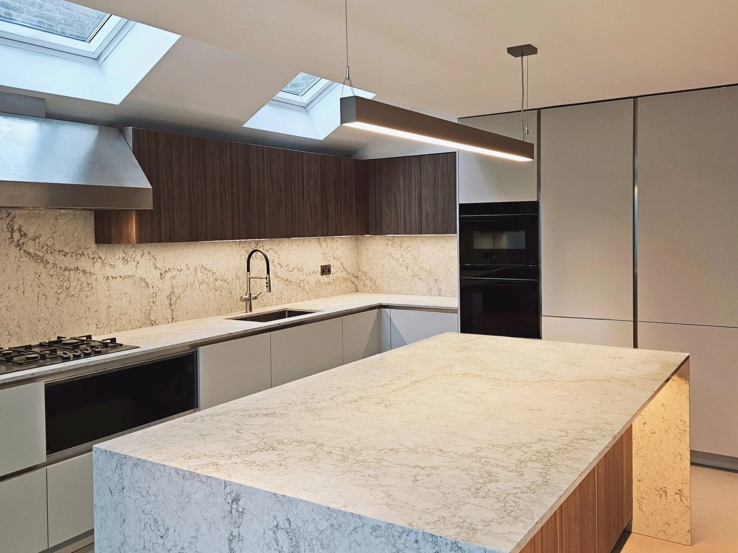 Wrap-around rear extension and open-plan kitchen within a Victorian terrace house renovation in Herne Hill, London, delivered by Almendra Studio.