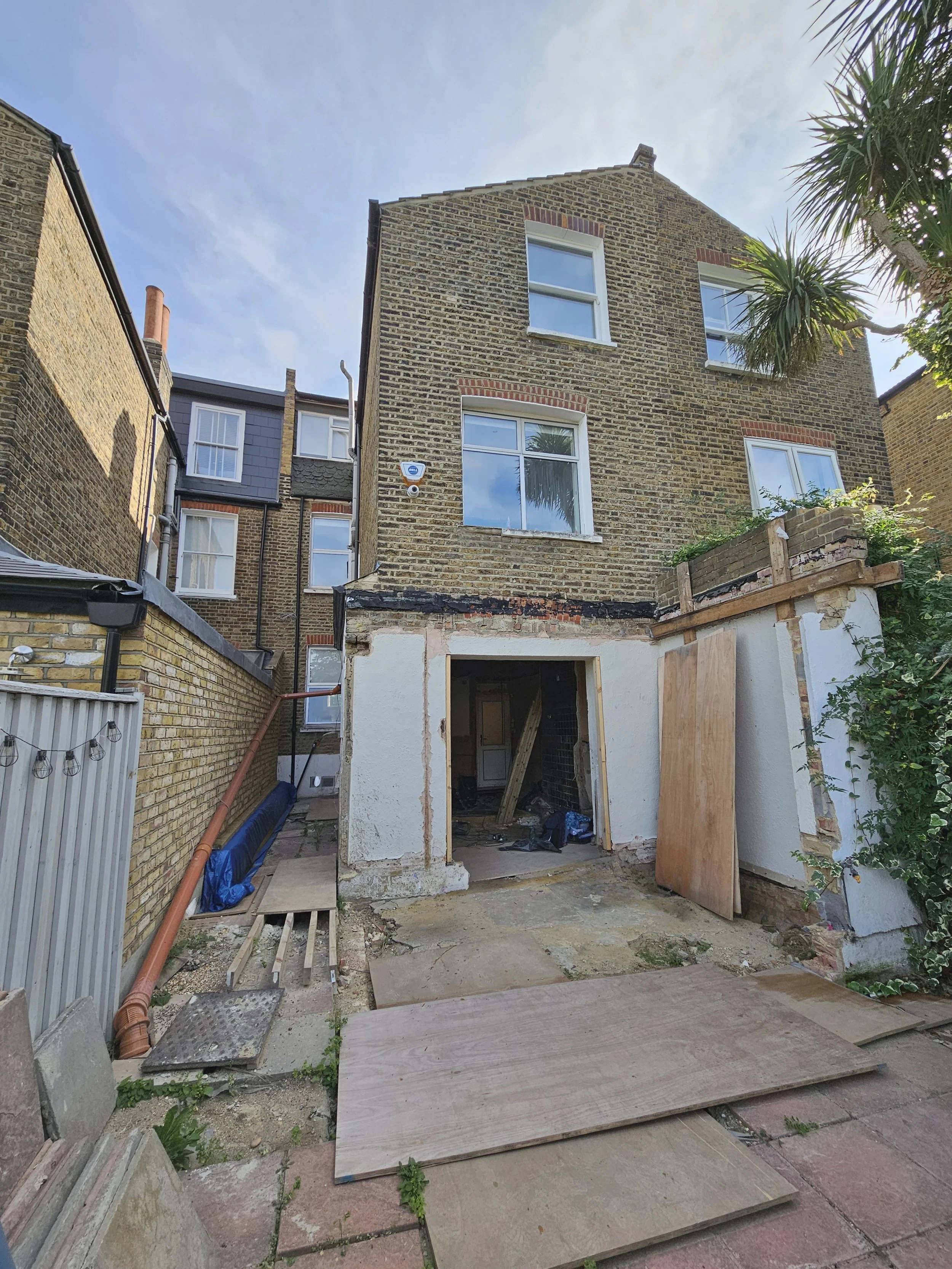 Wrap-around rear extension and open-plan kitchen within a Victorian terrace house renovation in Herne Hill, London, delivered by Almendra Studio.