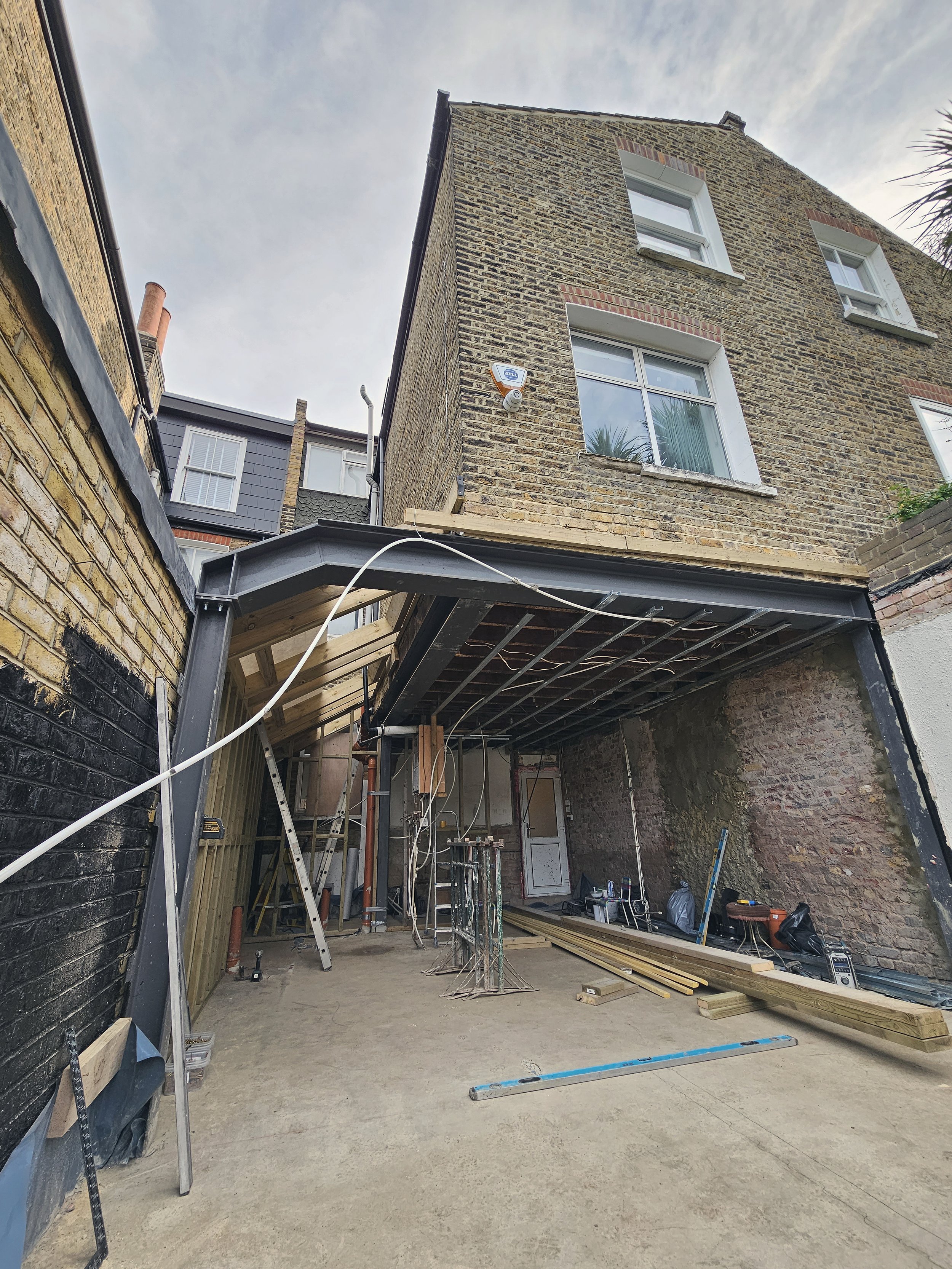 Wrap-around rear extension and open-plan kitchen within a Victorian terrace house renovation in Herne Hill, London, delivered by Almendra Studio.