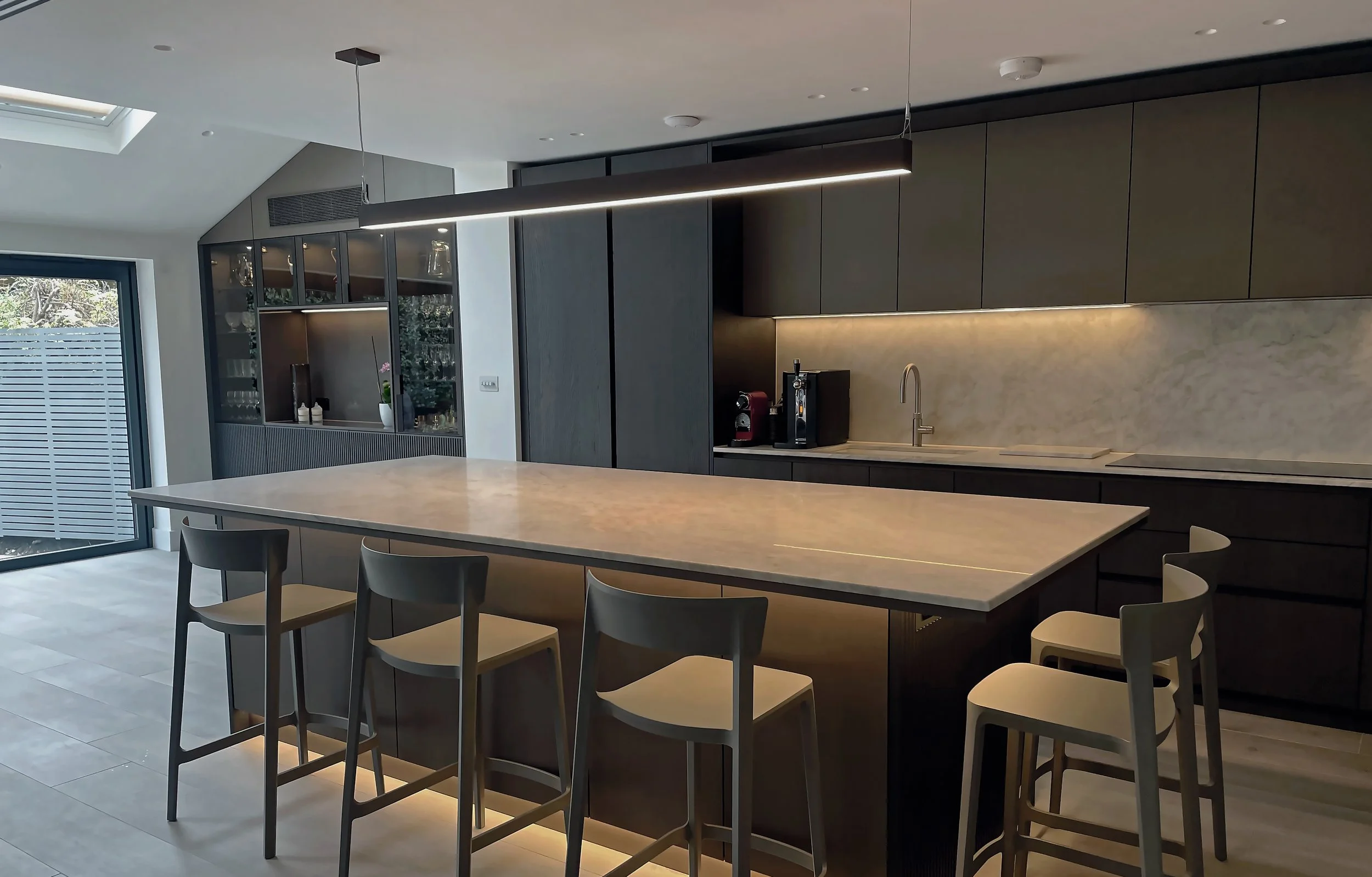 Luxury home renovation Barnes London SW13 by Almendra Studio Open plan kitchen renovation Barnes London Contemporary house refurbishment Barnes SW13
