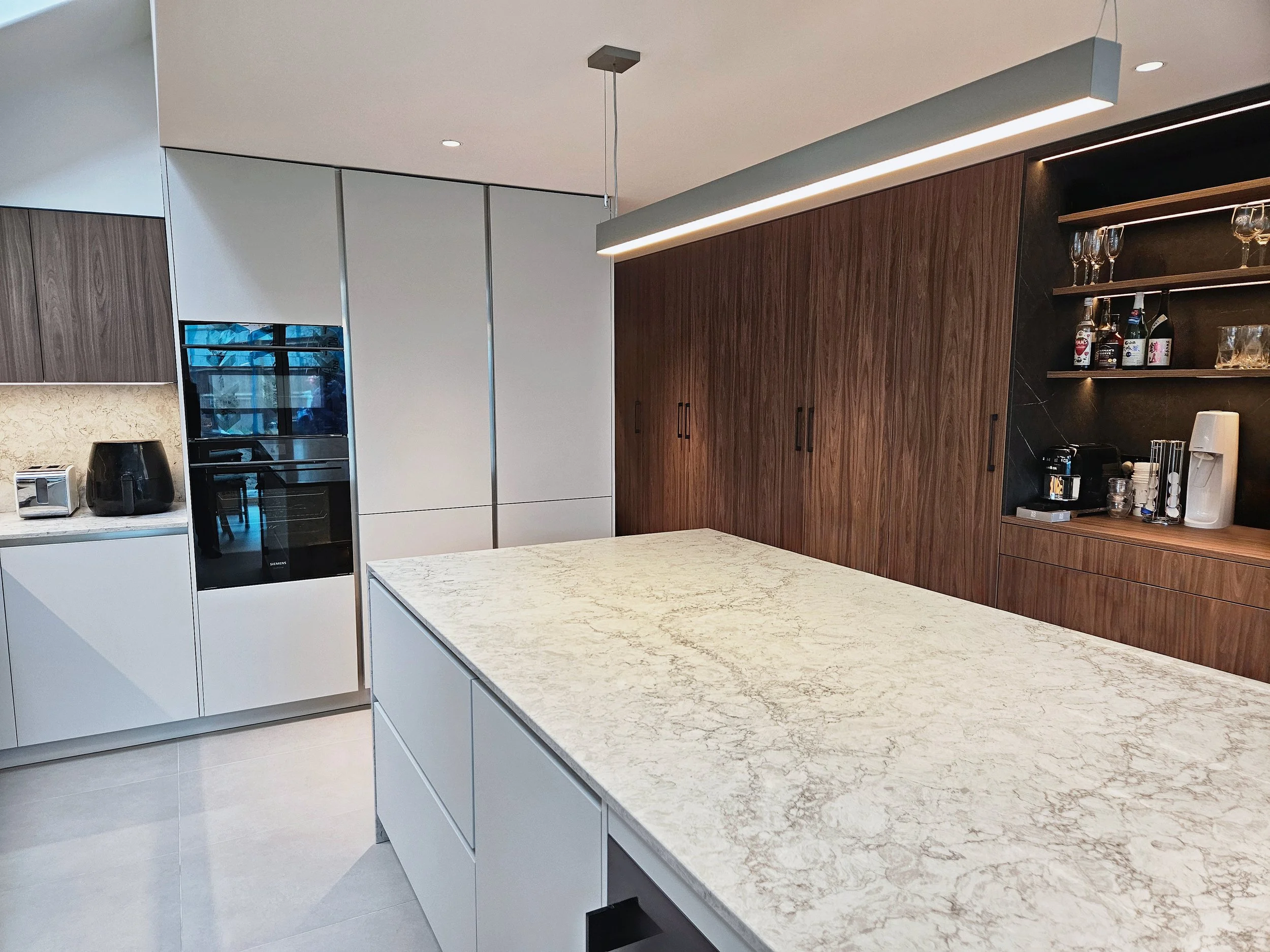 Wrap-around rear extension and open-plan kitchen within a Victorian terrace house renovation in Herne Hill, London, delivered by Almendra Studio.