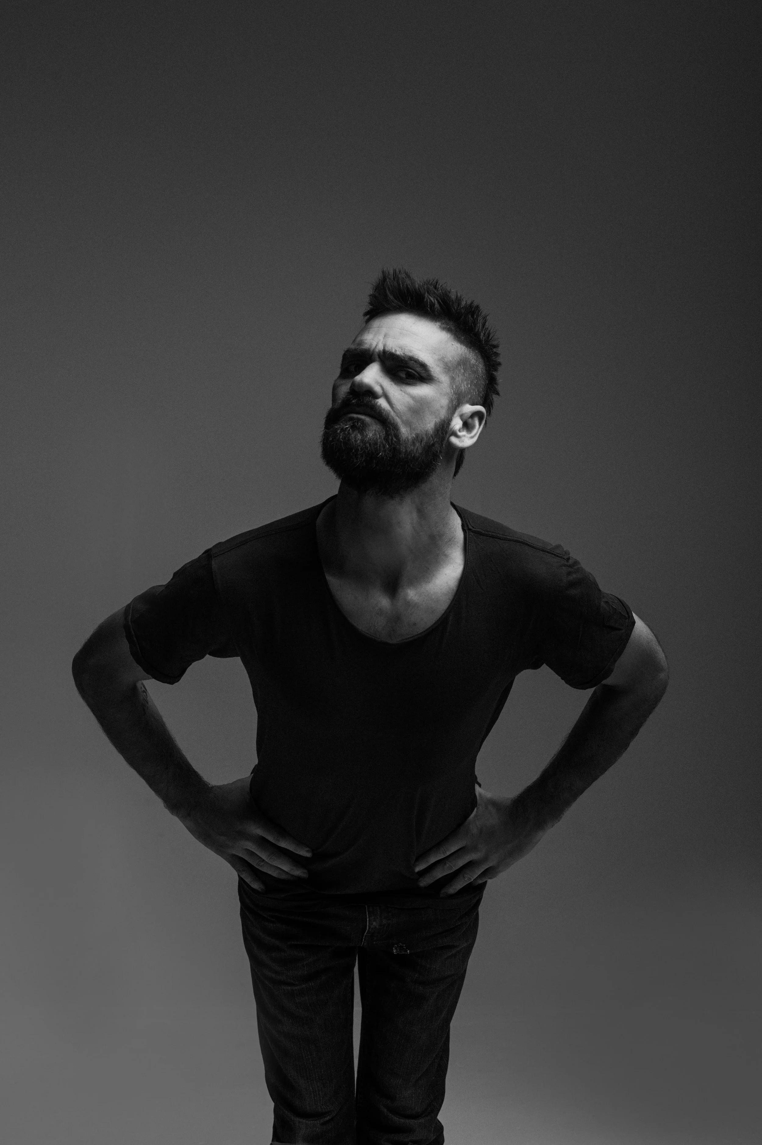 Mammal front man EZEKIEL OX Solo EP 'Cheering Bombs From Deckchairs’ out now + Announces supports for May /June tour 