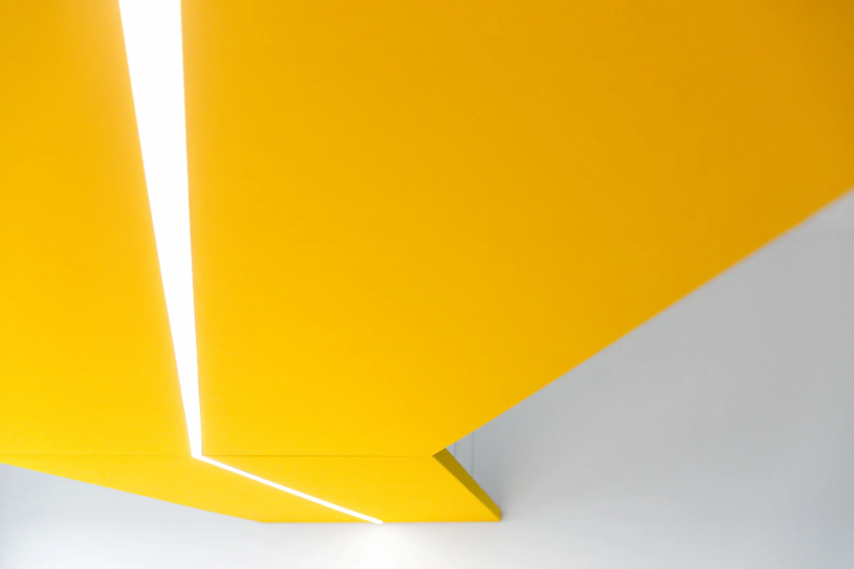 Detalhe do painel acústico com iluminação