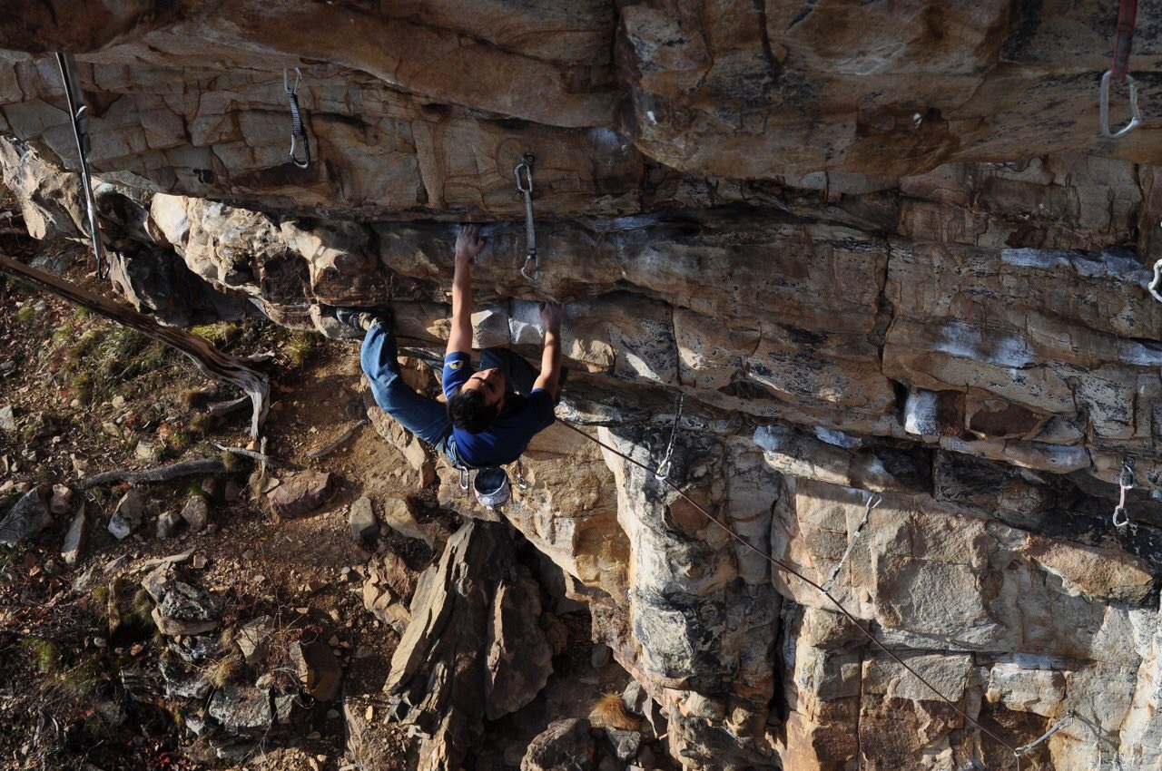 Tim Hinck climbing the tiered roofs on Burn at Tennessee Wall. Photo by Mark Williams.