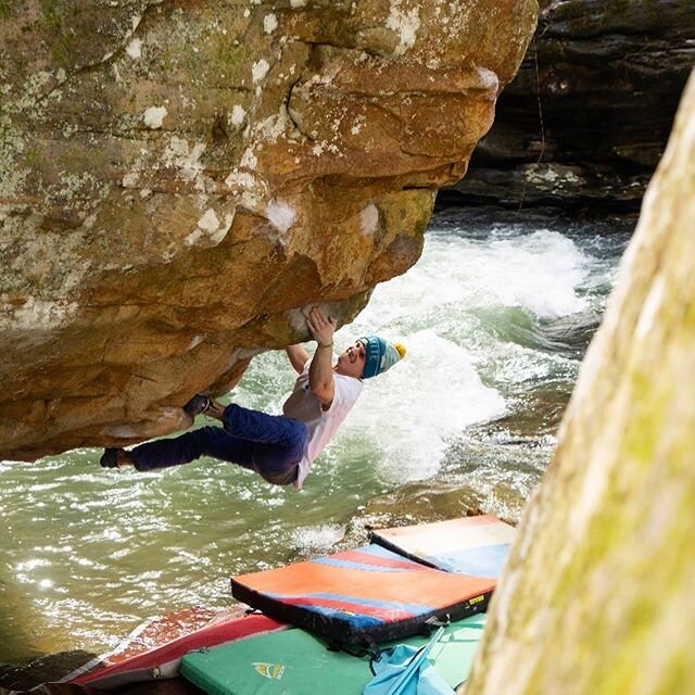 Throwback to @gjlewis33 compressing Riverdance (V9). Time to start hanging out creek side! 💦🌡☀️ 📸 @christianhammerly #climbsouth #bouldering #daytonpocket