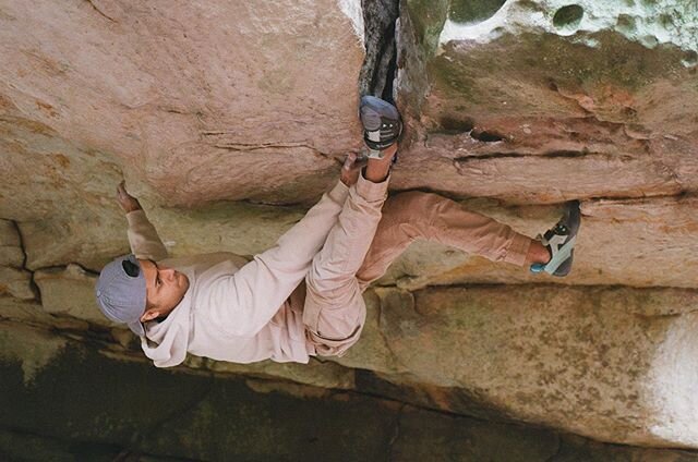 More New River goodness. 🤩 @itsrichb climbing Axolotl (V10) at the recently developed Southside boulders. Who has checked out this area?? This one in particular was put up by @mcneely23. 👏 📸 @cisco_igjuanes #climbsouth #bouldering #newrivergorgebo