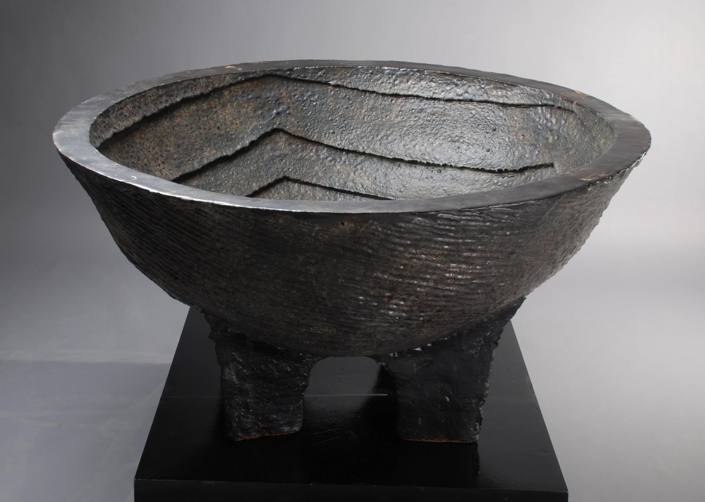 four legged cauldron with successive squares