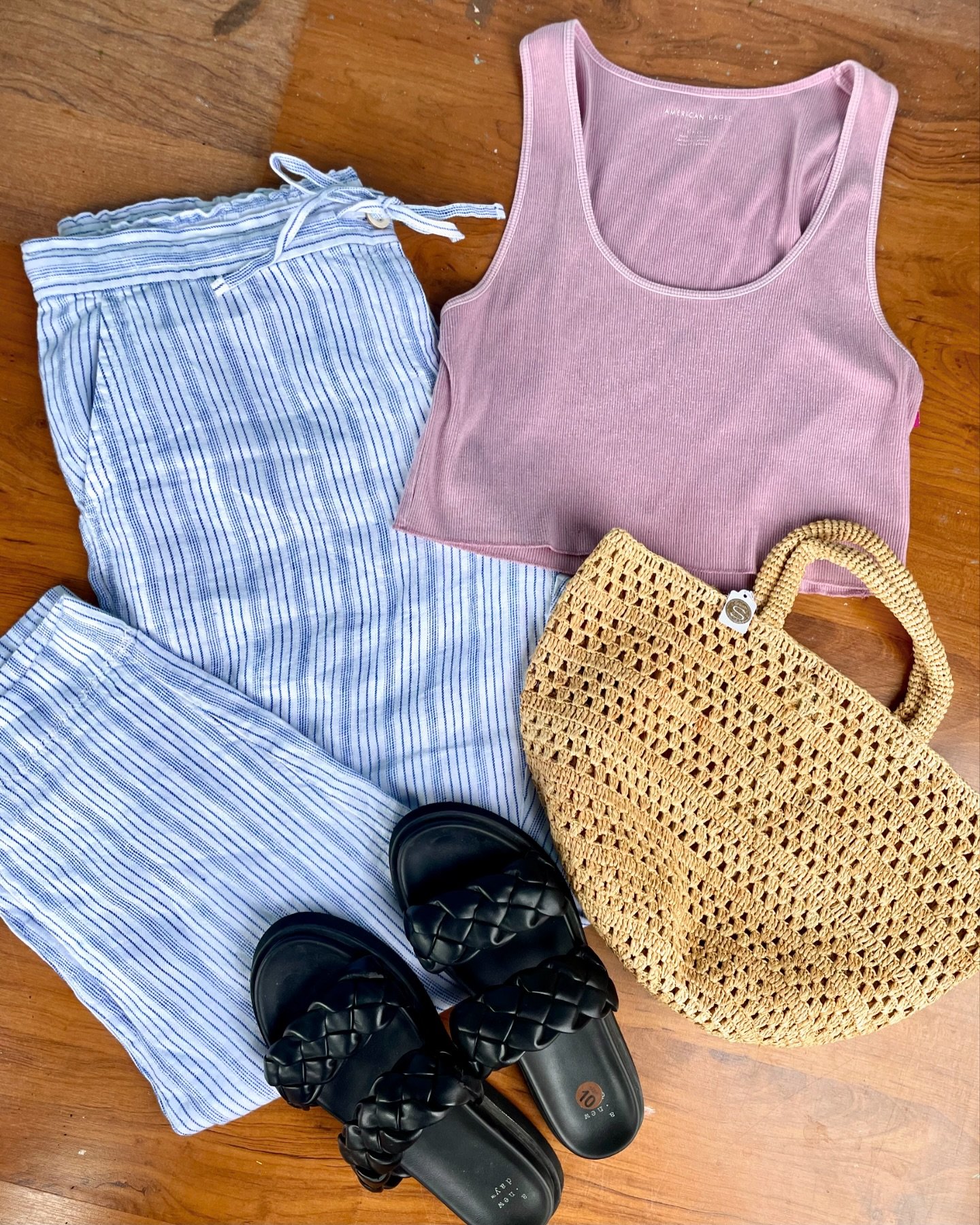 Who else is following the striped linen pants trend!?🙋&zwj;♀️

You can still stay on trend when you shop small!😊🛍️ 
Stop in today, we&rsquo;re here till 6pm!
&bull;
&bull;
&bull;
Pants: x-large, $20.49
Tank: small, &amp;$5.99
Shoes: 10, $8.99
Purs