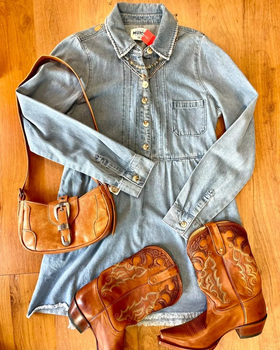 This look!🤩

It&rsquo;s giving autumn western vibes with these Tony Lama cowboy boots and denim dress from Show Me Your Mumu!🍂👢

Create looks like this and more when you shop at Sequels!✨

Dress: xsmall, $30
Boots: size 9, $79.99
Purse: $35