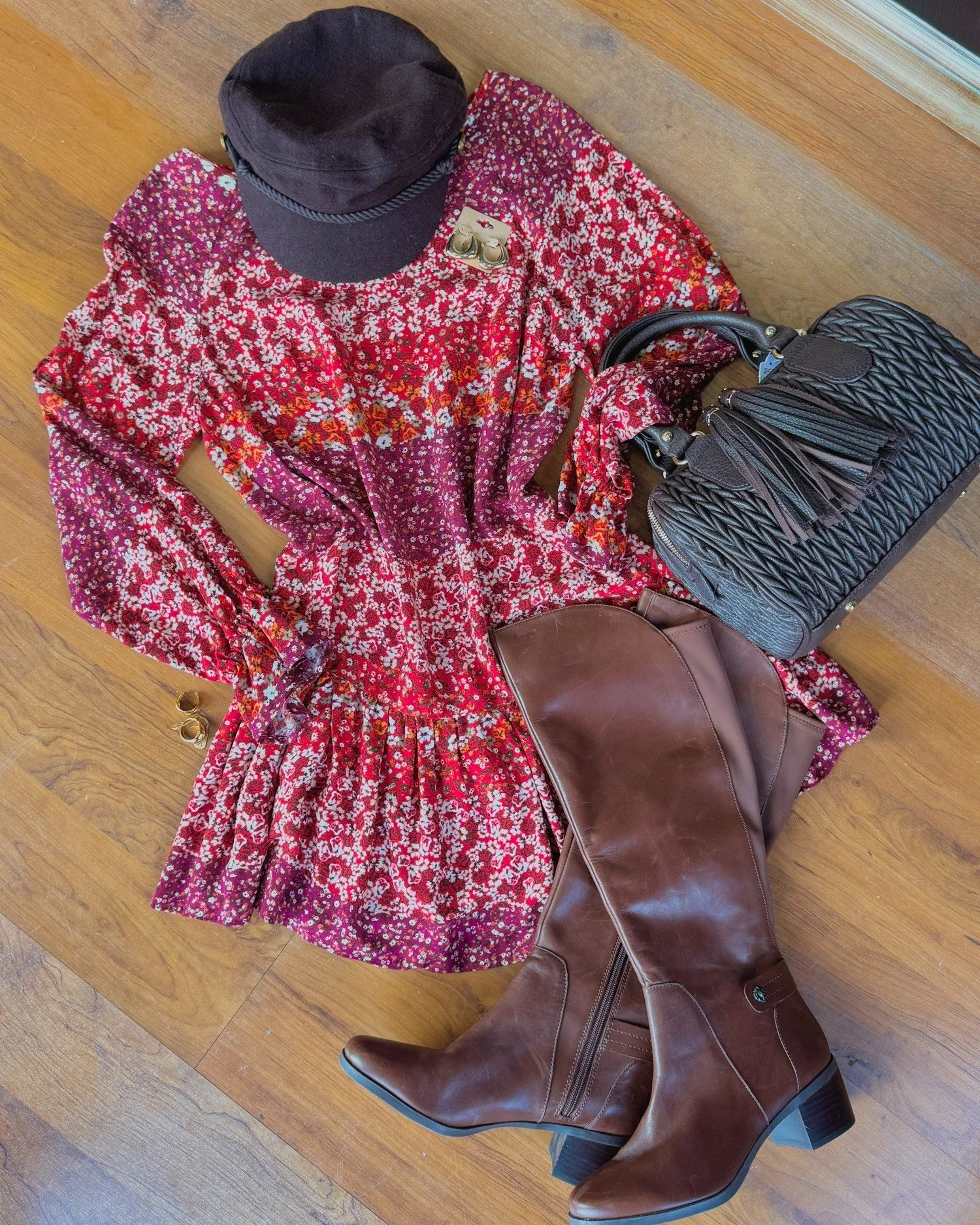 Warm tones + golden details = fall perfection 🍁
Flirty florals, golden glow, and boots made for leaf crunchin'🍂🥰🍃

👗 Skyler + Madison floral drop-waist dress | size S | $16.99
👢 Anne Klein Sport tall brown leather boots | size 8 | $40.49
👜 Seq