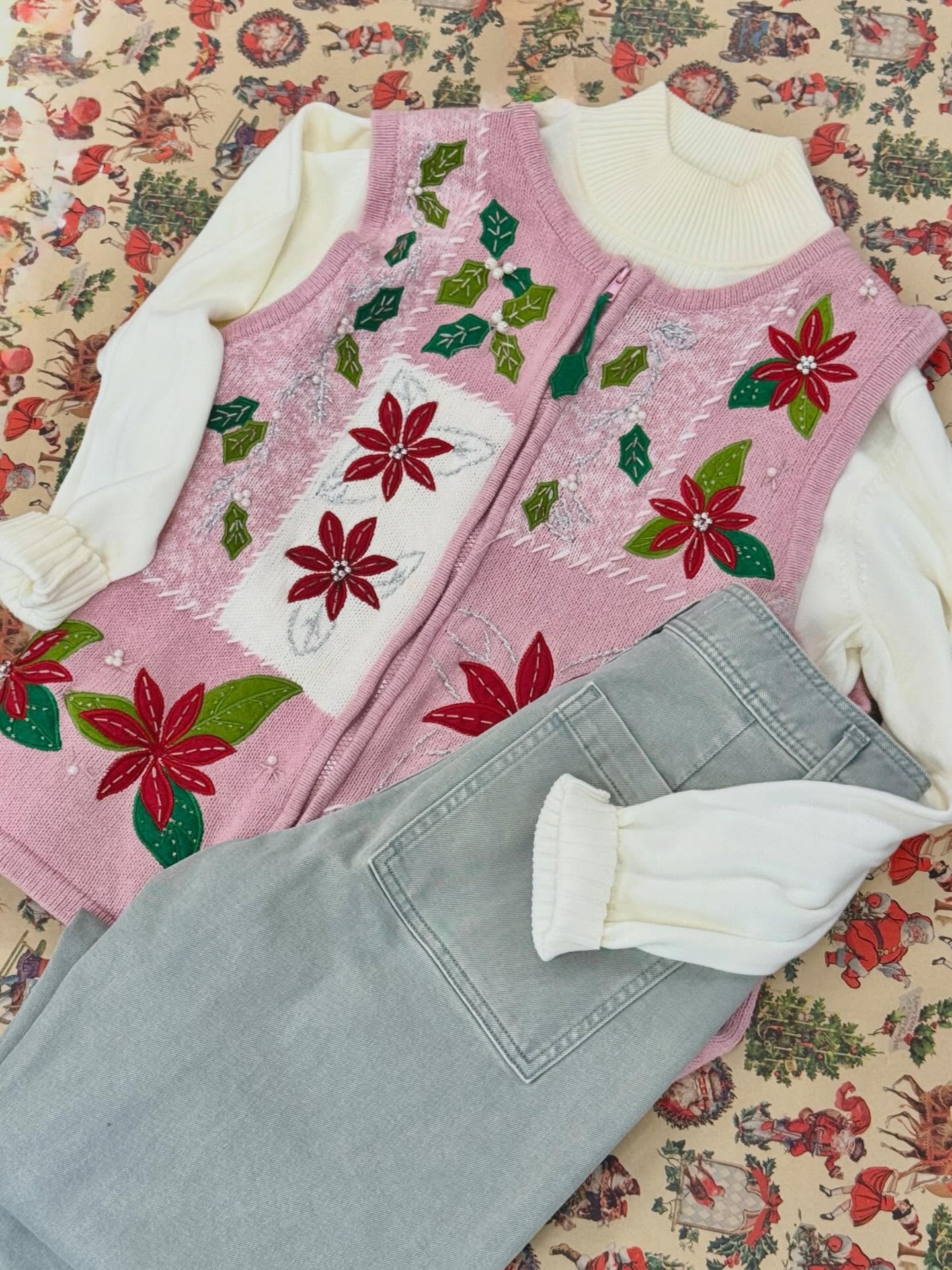 ✨Holiday spotlight alert!✨
Check out this darling poinsettia vest from our featured holiday rack and she is everything merry and bright. Embroidered florals, sweet little bead details, and that perfect vintage-holiday charm. 🎄❤️

❄️Size 18/20 &mdash