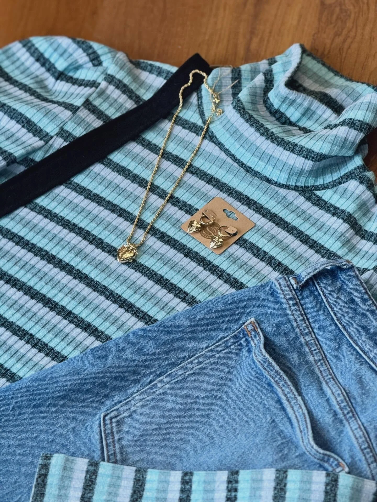 Cold days, easy classics 🤍
Soft stripes, lived-in denim, and crisp white sneakers&mdash;simple pieces that just work, even on the chilliest days ❄️

White Nike Air Force 1s | Size 10 | $38.49
Madewell 90s Straight Jeans | Size 31P | $40
Maeve Stripe