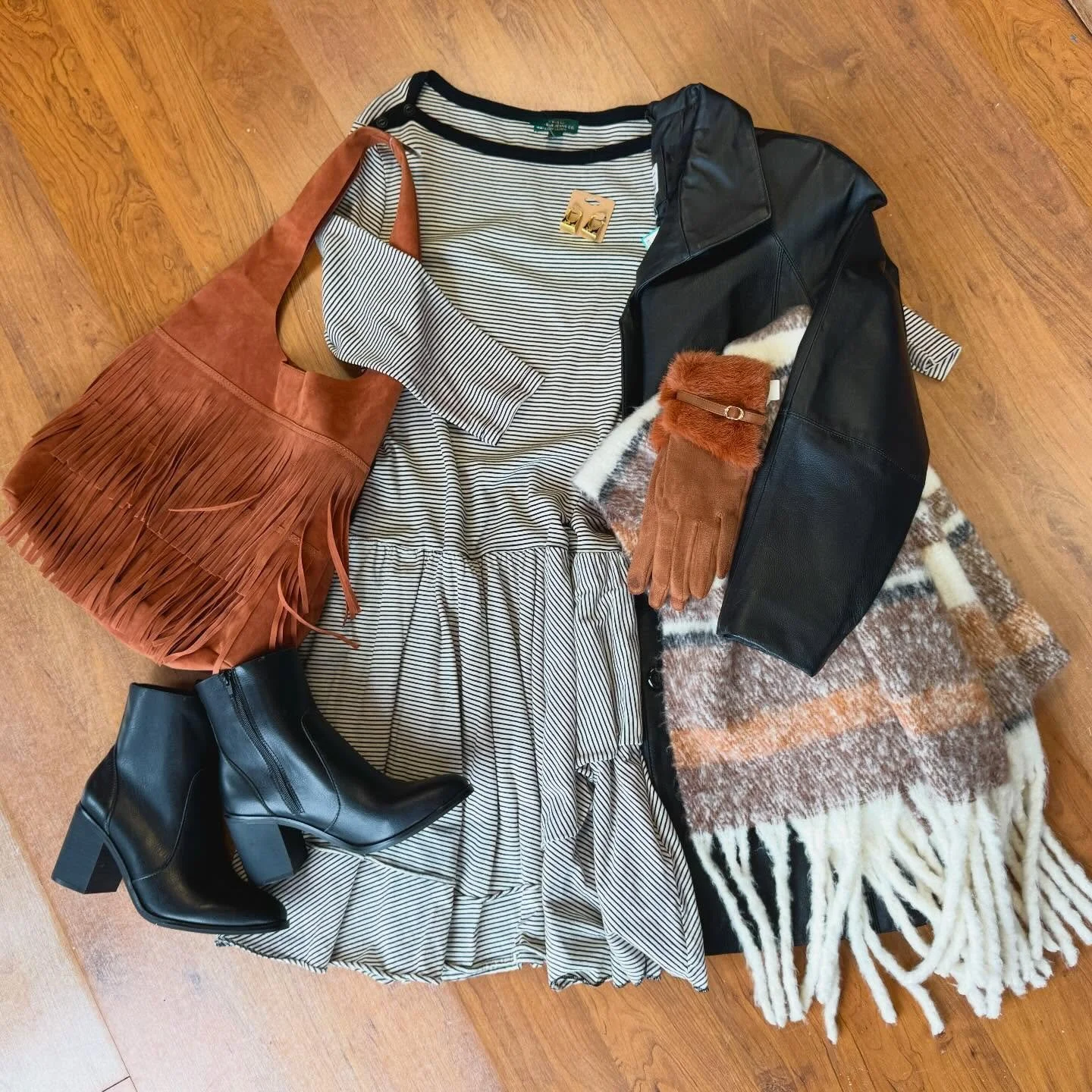 ❄️ Cold day, classy vibes.
This dressy outfit is giving effortless winter elegance 🤍🖤

✨ Ralph Lauren dress | Size L | $29.99
🧥 East 5th black leather coat | Size M | $29.99
👜 Sequels Exclusive burnt orange fringe purse | $30
✨ Sequels Exclusive 