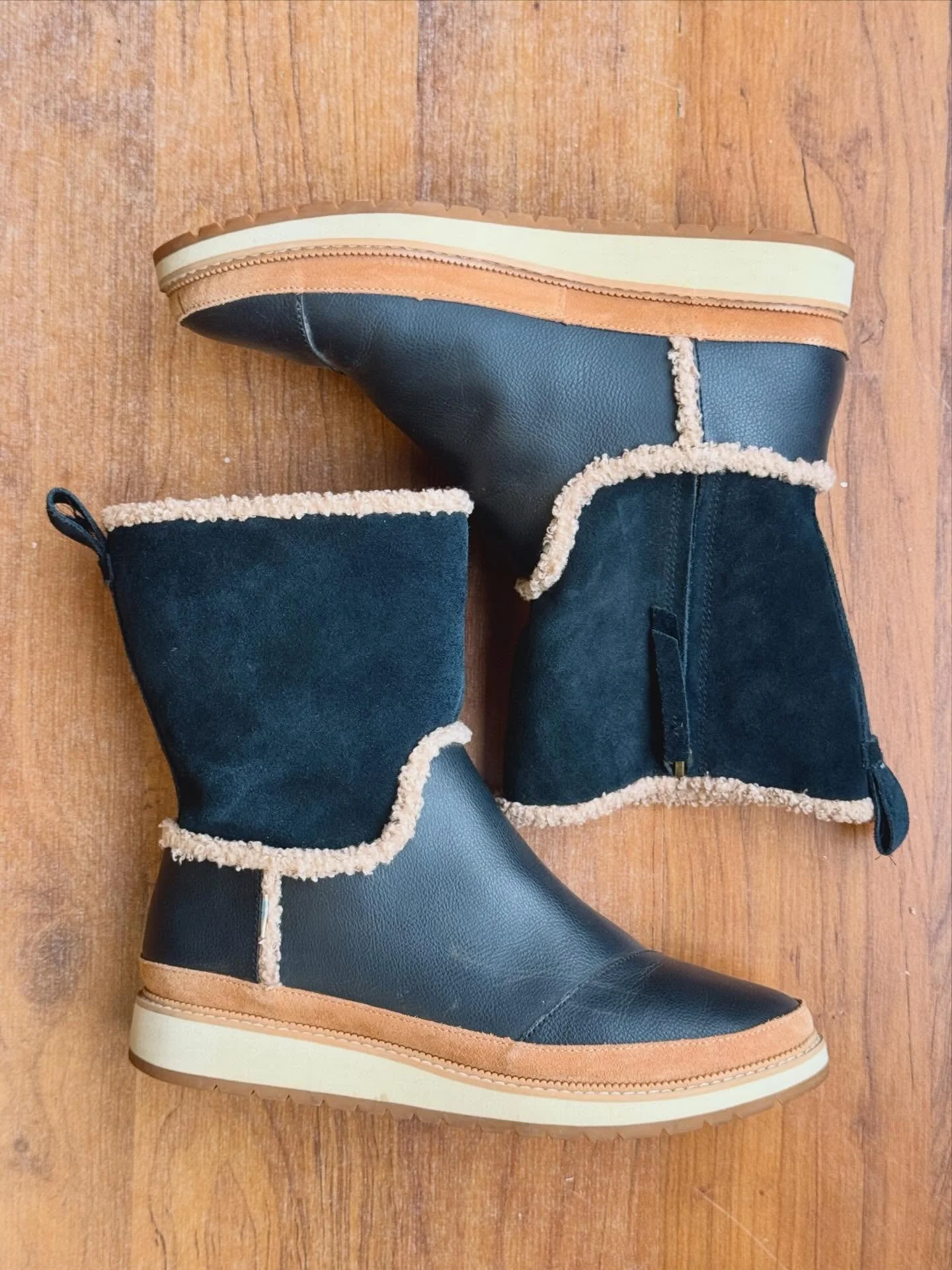 Cold weather called&hellip; it wants Sherpa boots ☁️🤎

Tom&rsquo;s black Sherpa trim boots | 8.5 | $19.99
Sorel tan Sherpa wedge boots | 9 | $34.99

Come try on these beauties (and many more) from our shoe selection🥾👢👠👟

We&rsquo;re open from 10