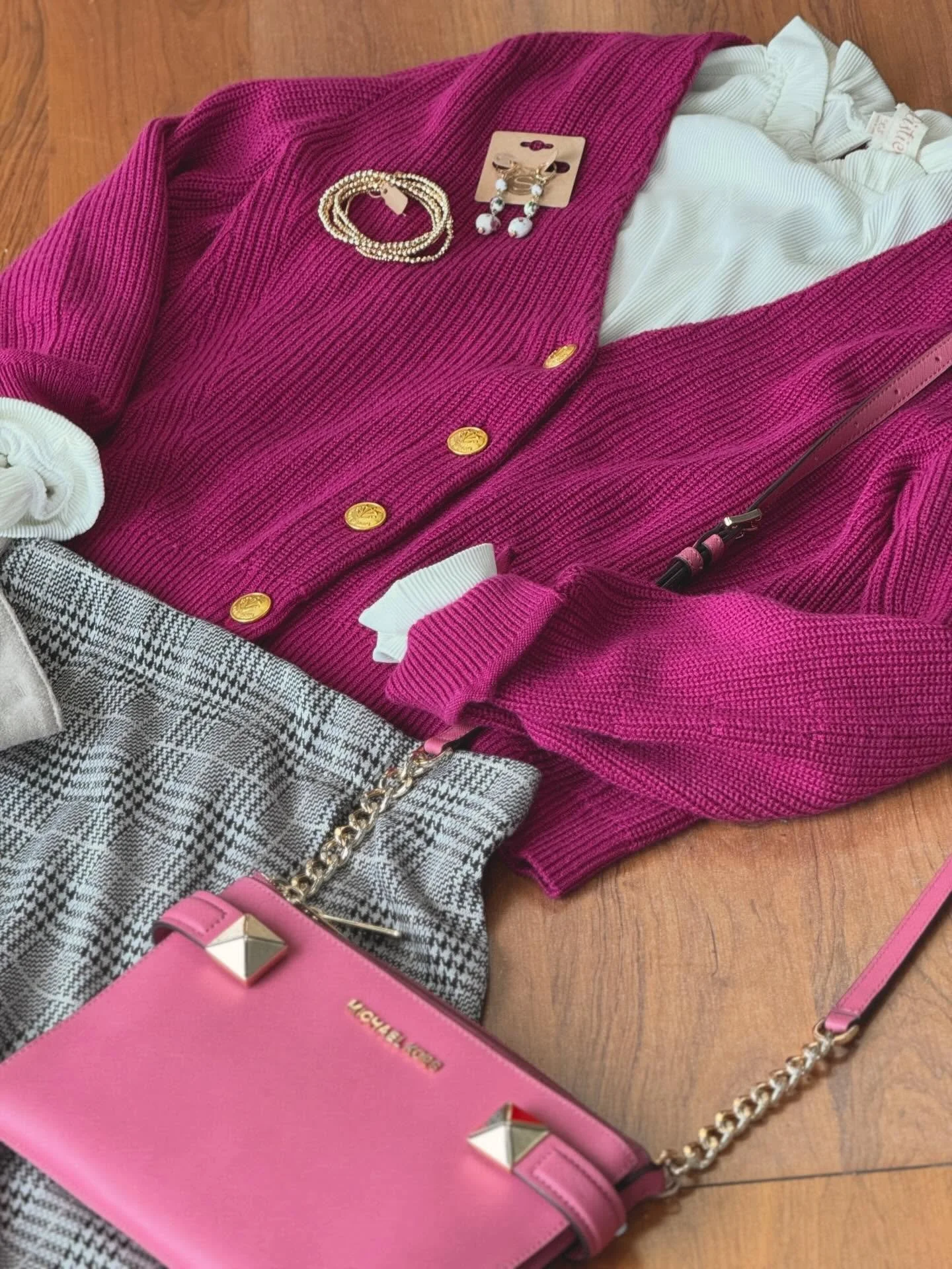 💕 Love at first layer 💕
This outfit is giving cozy chic with a flirty twist - perfect for Valentine&rsquo;s Day dates, brunch, or just feeling extra cute ✨

✨ Outfit details
RAG &amp; BONE gold button pink cardigan (S) $75
Listicle ribbed ruffle co