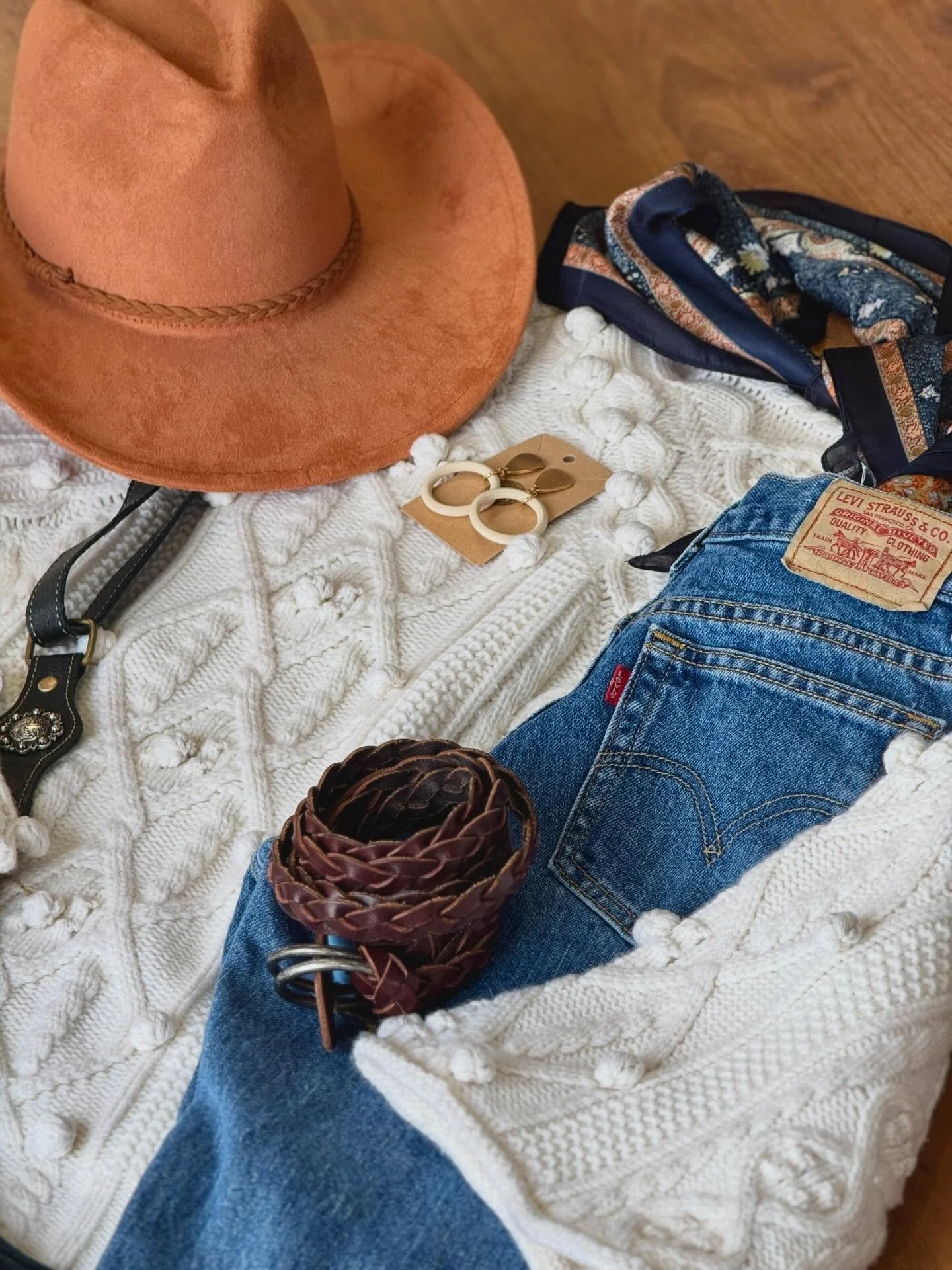 Western but make it cozy 🤎🤠
Vintage Levi&rsquo;s, a dreamy cream sweater, and the boots that pull it all together.

✨ Outfit details ✨
Sequels Exclusive western hat $40
Sequels Exclusive earrings $12
Sequels Exclusive silk scarf $10
Levi&rsquo;s Vi