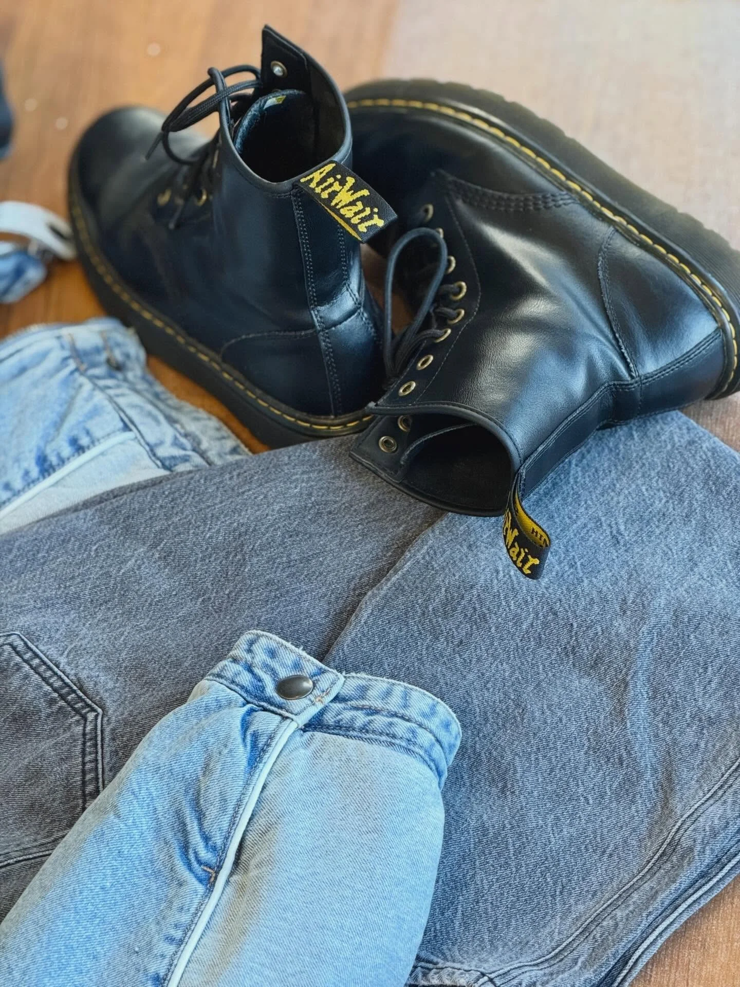 Denim on denim😎✨
Come try this edgy look on + shop all the details in-store!🖤🪩

🤍 Sequels Exclusive Finds
&bull; Rings &mdash; $12&ndash;$15
&bull; Tinted glasses &mdash; $15
&bull; Silver hoops &mdash; $10
&bull; Coin necklace &mdash; $15

🖤 Ou