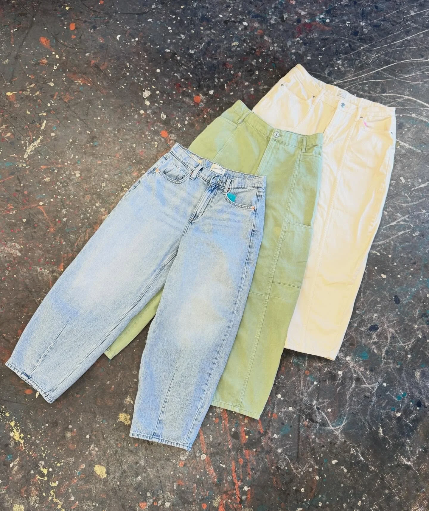 Barrel leg moment 🤍👖

&bull; Universal Thread high rise barrel | size 6 | $14.49
&bull; Zara side pocket barrel | size 8 | $14.99
&bull; A New Day cream barrel | size 10 | $14.99

Easy, flattering, and SO cute for spring layering 🌿✨

Snag your siz