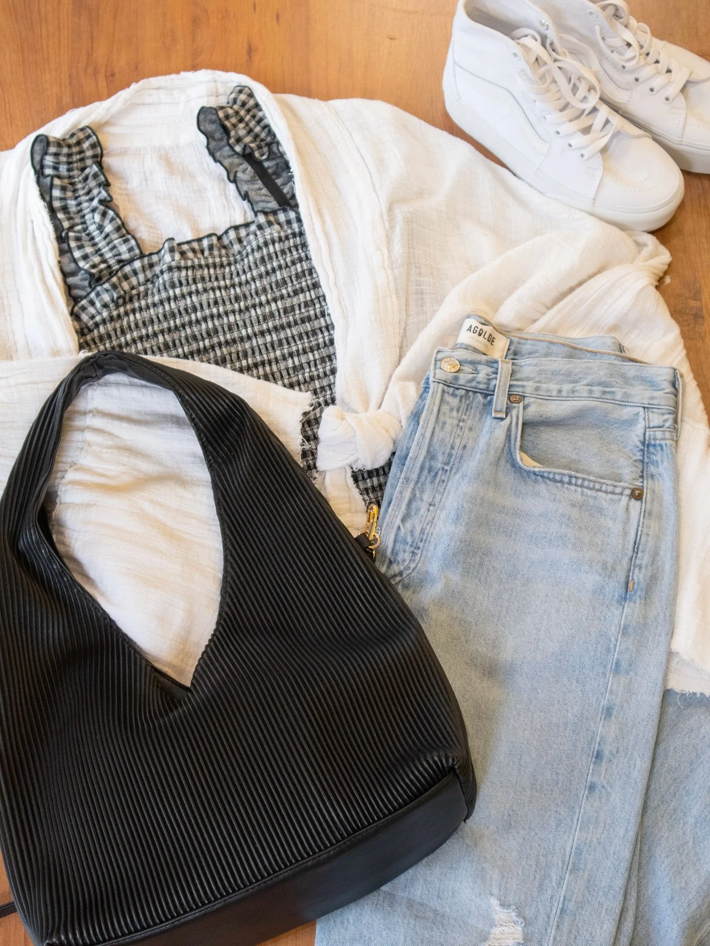 It&rsquo;s feeling like spring!✨

Light layers, denim, and a cute bag! We have so much more here in store for the season! Come on in and check it out!🛍️

Outfit Details🙌
&bull;Top (medium)-$8.49
&bull;Cardigan (xs/s)- $25.99
&bull;Jeans (27)-$19.99