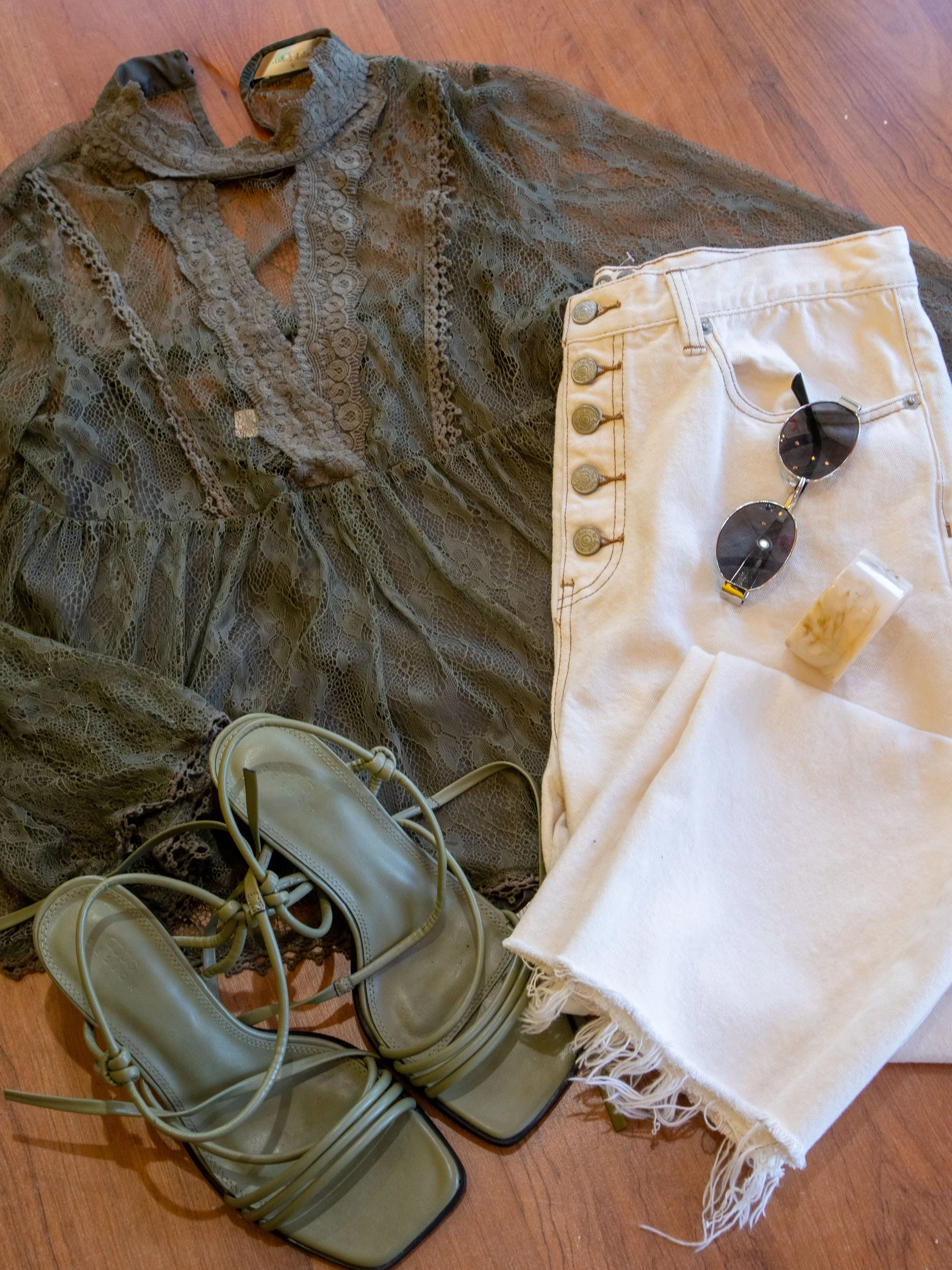 A good pair of Free People jeans will go with just about any outfit 🤍

Outfit Details:
&bull;Top (small)-$14.99
&bull;Jeans (size 29)-$19.99
&bull;Shoes (size 9)-$16.99
&bull;Bracelet-$12
&bull;Sunglasses-$15