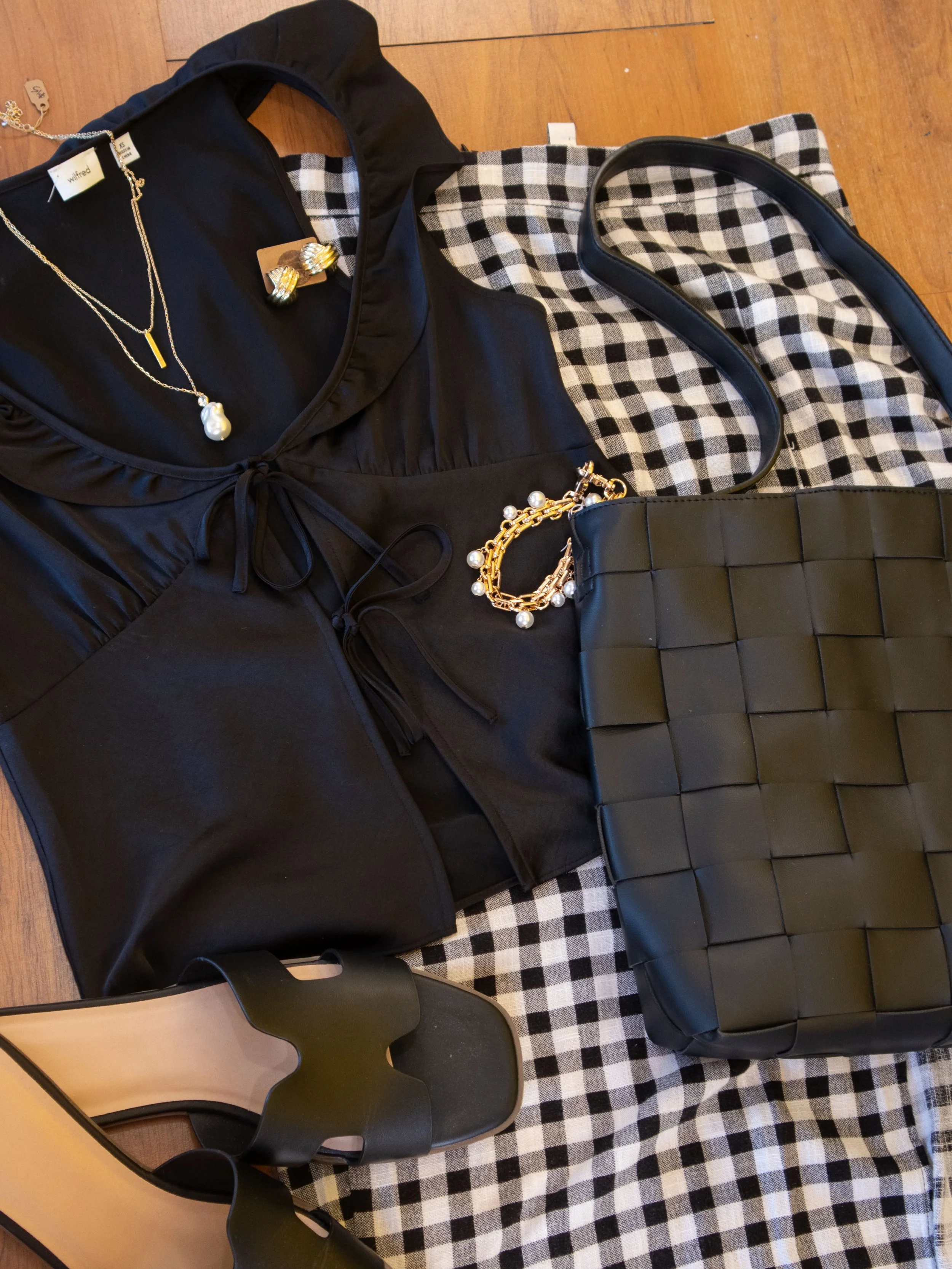 An outfit that does all the work for you 🖤

From the statement bag to the perfect summer sandals, we&rsquo;ve got everything you need to put together a look you&rsquo;ll reach for all season long!

Outfit Details🙌
Top: (xsmall)- $30.49
Skirt: (size